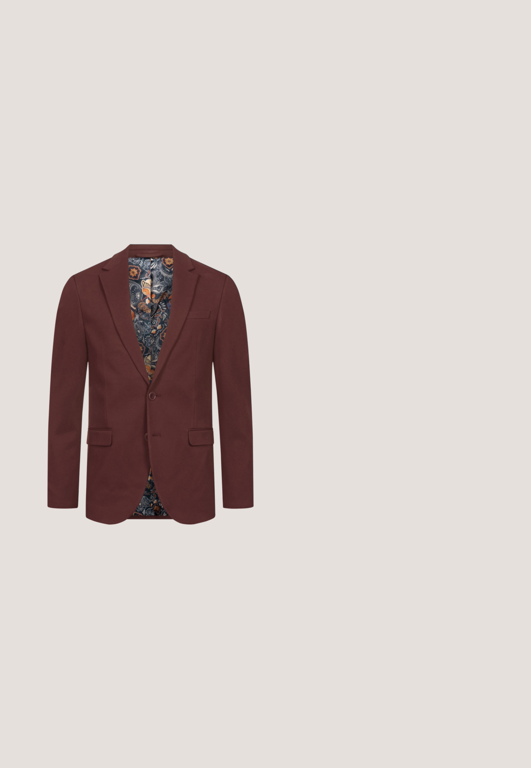Mørkerød blazer med klapkrave, to knapper og sidelommer. Foret med et mønstret stof med blomster- og paisleydesigns.; Lysegul skjortebluse med tynde lodrette striber, krave, lange ærmer, rundet kant og hvide knapper. Fremstillet af glat stof.; Brune bomuldsbukser med slim fit, der har et brunt læderbælte og diskrete syninger. Glat tekstur og skræddersyet form.; Brune perforerede lædersko med rund tå, kontrasterende mørkere accenter og en tekstureret sål. Har seks øjer til snørebånd.; Brun silketype med en glat tekstur, smal form og spids ende, præsenteret mod en ensfarvet baggrund.; Brunt læderbælte med en sølvfarvet rektangulær spænde, der har en glat tekstur og synede kanter, designet til afslappet eller formelt brug.