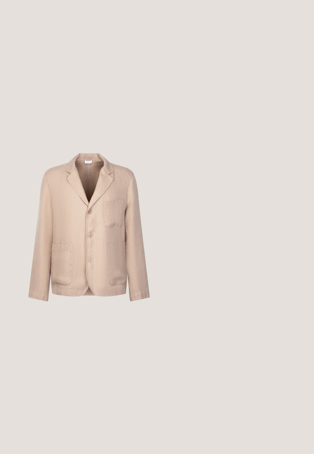 Beiger, einreihiger Blazer mit drei Knöpfen, mit Kerbkragen, einer Brusttasche und zwei aufgesetzten Taschen vorne, aus leichtem Stoff gefertigt.; Kurzarmhemd in hellem Beige mit floralem Spitzenmuster, Knöpfen vorne und klassischem Kragendesign.; Weiße Leinenhose mit einem Kordelzugbund, geradem Bein-Design und subtiler Textur. Keine sichtbaren Taschen oder Muster.; Brauner Herrenslipper aus Wildleder mit Gummisohle und Mokassin-ähnlicher Naht, seitlich auf weißem Hintergrund zu sehen.; Braune Seidenkrawatte mit glatter Textur, schmaler Form und spitzem Ende, vor einem schlichten Hintergrund präsentiert.; Geflochtenem braunes Leder-Gürtel mit einer silbernen Schnalle. Verfügt über eine gewebte Textur und einen glatten Lederakzent in der Nähe der Schnalle.