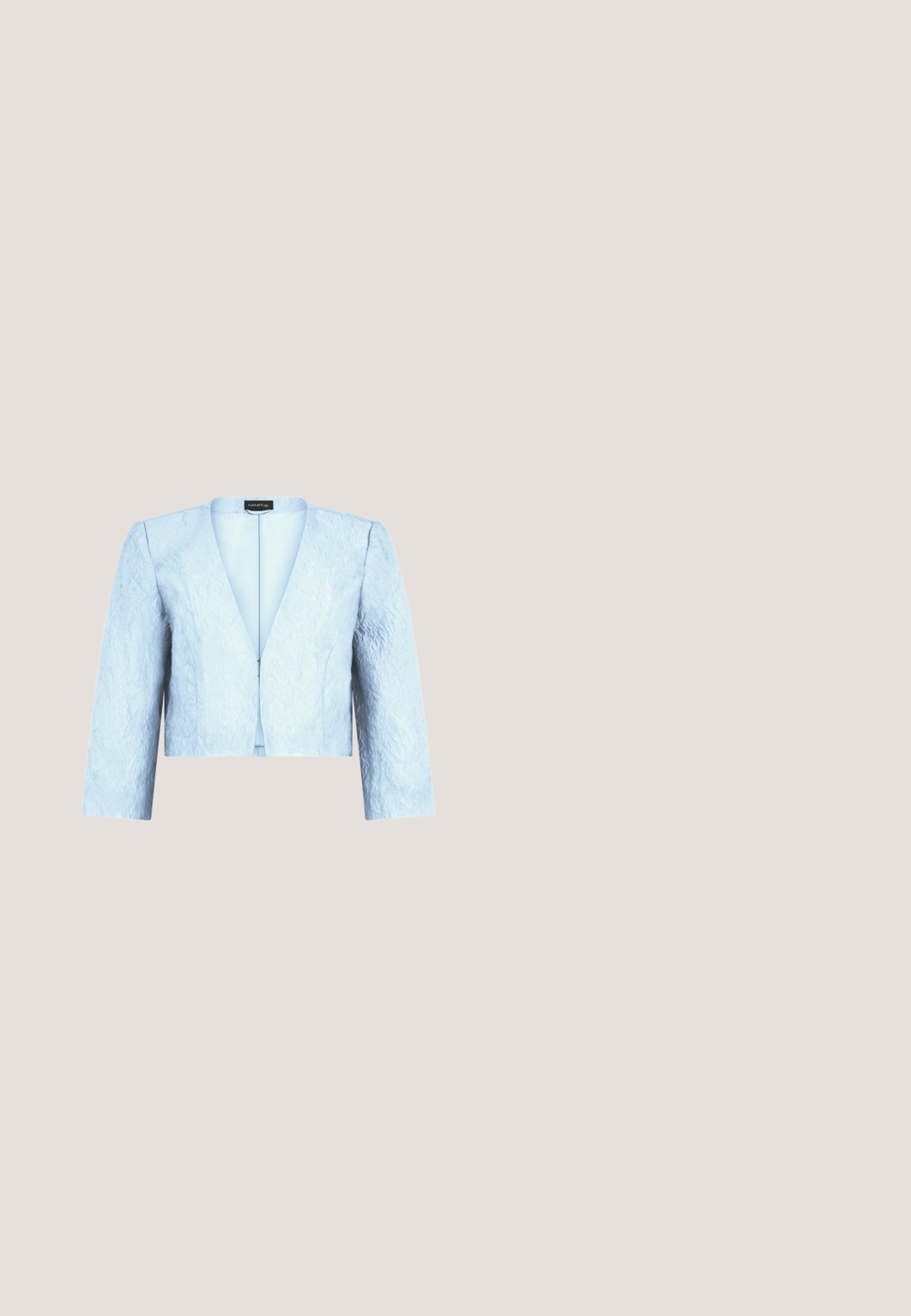 Hellblauer texturierter kurzer Blazer mit langen Ärmeln und tiefem V-Ausschnitt, maßgeschneidert für eine figurbetonte Silhouette.; Blaue Badeanzug mit gerafftem Oberteil und Kurzärmeln, aus glattem Stoff. Hoch geschnittene Beinausschnitte und ein runder Rückenausschnitt.; Hellblauer, hoch taillierter Rock in knöchellanger Länge mit einer glatten, leicht ausgestellten Silhouette ohne sichtbare Muster oder Verzierungen.; Hellblaue Slingback-Kitten-Heels mit spitzer Schuhspitze und floraler Stickerei auf transparentem Mesh-Obermaterial sowie verstellbarer seitlicher Schnalle.; Helleblaue, kunstlederne Schultertasche mit geschwungener Form, Krokodilstruktur, abnehmbarem Schulterriemen und Reißverschluss.}}; Türkisblaue Perlenhalskette mit kleinen goldenen Zwischenperlen und einem goldenen Kettenverschluss, auf weißem Hintergrund dargestellt.