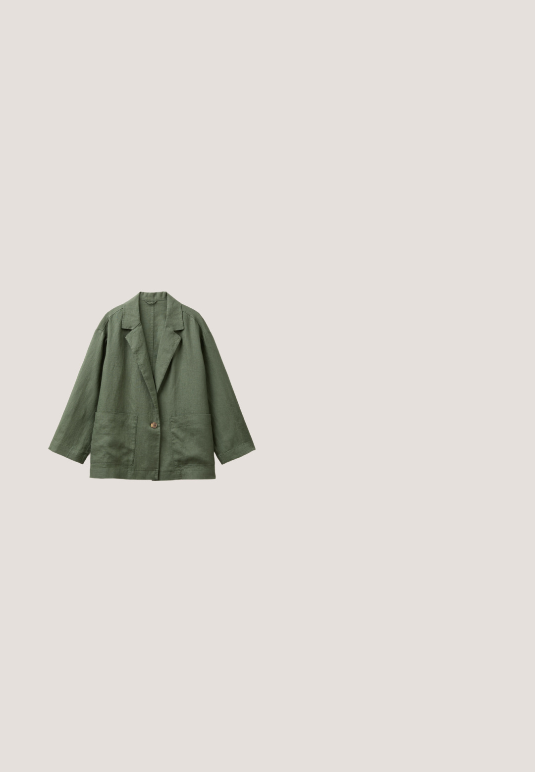 Olivengroene linnen blazer met een enkele knoop, met ingestikte revers en twee voorzakken, plat gelegd op een witte achtergrond.; Losse donkerbruine mouwloze jumpsuit met dunne bandjes, een gerimpelde halslijn en elastische boorden bij de enkels.; Zwarte flip-flop met een minimalistisch ontwerp, een platte zool, smalle banden en een gladde textuur. Geen extra patronen of accenten.;  schildpadvormige zonnebril met bruine lenzen, voorzien van gouden accenten met een kristalaccent. Cat-eye vorm en gladde plastic textuur.; Geweven strooien tas met lichtbruine leren schouderbanden, kleine handvatten en geborduurde ontwerpen van palmboom, vogel, zon, wolk en zanderige heuvel aan de voorkant.; Gouden gelaagde ketting met een paperclipketting, een parelaccent en een hanger met maan- en sterontwerpen, verfraaid met kristallen.