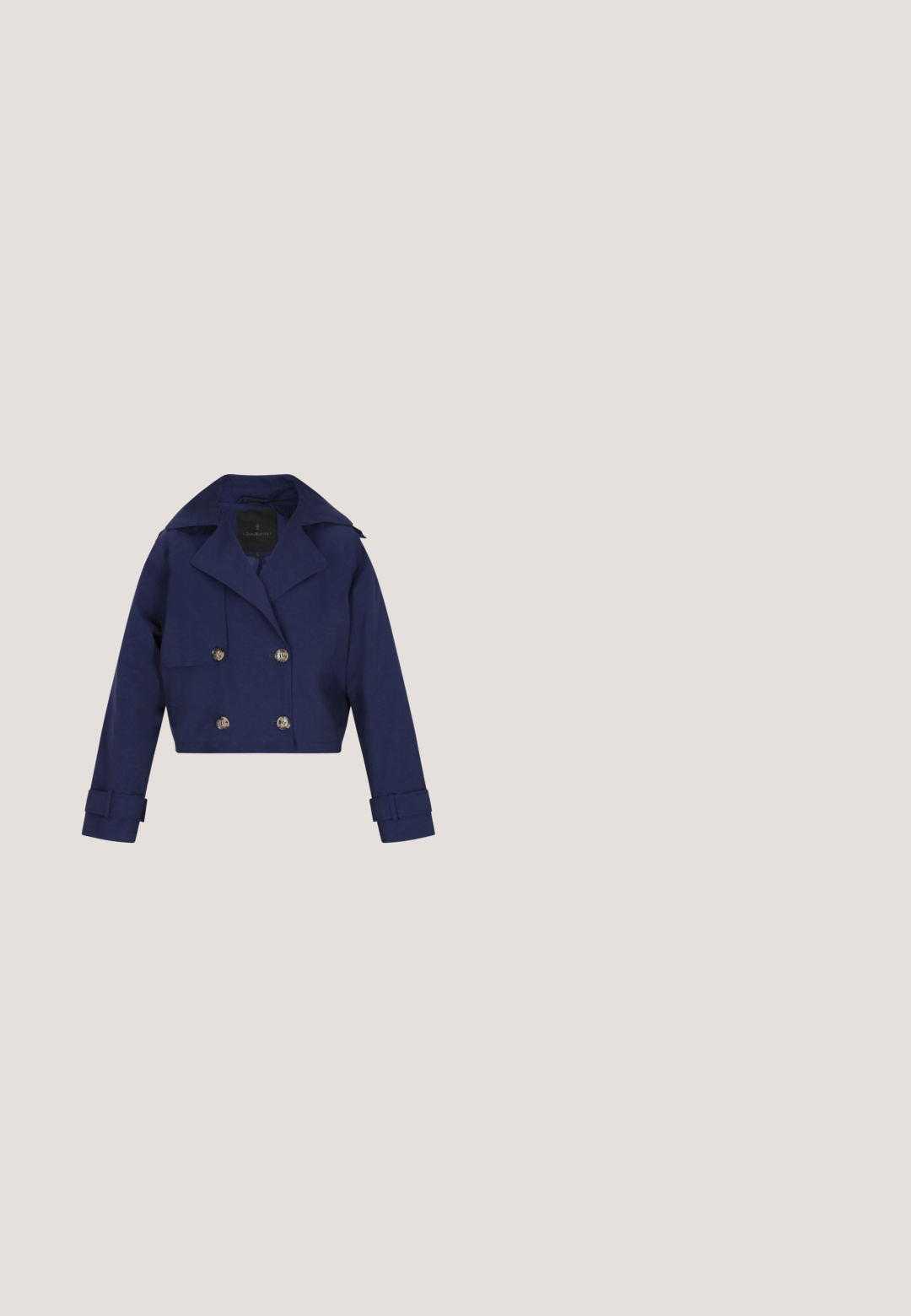 Kornblumenblaues, tailliertes Jacket aus glattem Stoff mit doppelreihigem Design, großen Knöpfen und spitzem Kragen mit Schulterklappen.; Hellblaues Poloshirt mit gerippter Textur, kurzen Ärmeln, drei Knöpfen und einem klassischen Kragen. Etikett „Saint“ am Halsbereich sichtbar.; Marineblaues Hosenmodell mit hoher Taille, ausgestattet mit Frontfalten und schmalem Beinverlauf. Gefertigt aus einem glatten Stoff ohne sichtbare Beschläge oder Muster.; Hellblauer Wildleder-Sneaker mit schwarzen Streifen, Gummisohle und weißer Fersenlasche, seitlich auf weißem Hintergrund gesehen.; Dunkelblaue Lederhandtasche mit glatter Textur, geschwungener Form und zwei Griffen. Verfügt über ein goldfarbenes Metallschild und dezente Markenkennzeichnung auf der Vorderseite.; Goldene Creolen-Ohrringe mit blau marmorierten muschelförmigen Anhängern, die an jedem Creolen hängen, auf weißem Hintergrund präsentiert.