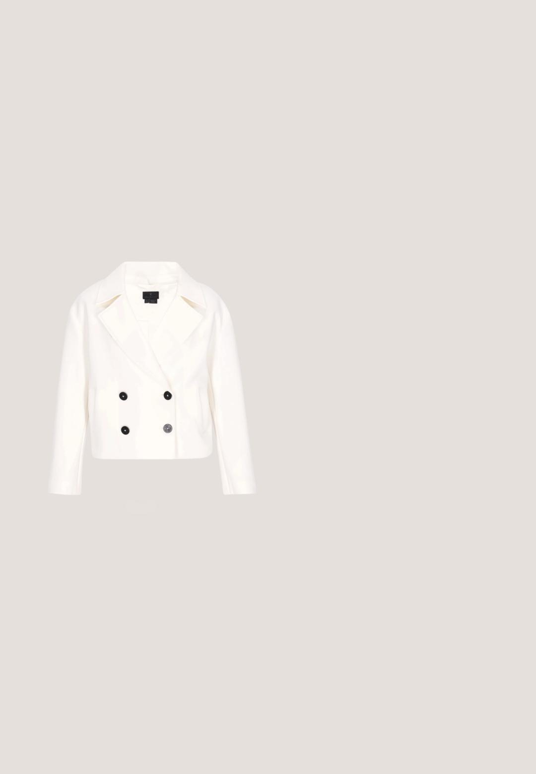 Weißer, gekürzter Blazer mit doppelreihigem Schnitt, schwarzen Knöpfen und Reverskragen. Glatte Textur und taillierte Passform.; Weißes Tanktop aus elastischem geripptem Stoff, mit rundem Ausschnitt und ärmellosem Design. Glatte Textur, figurbetonte Passform.; Beige, hoch taillierte, maßgeschneiderte Hose mit vorderen Bügelfalten, Gürtelschlaufen, Seitentaschen und geradem Bein.; Beige Lackleder-Pumps mit hohen Absätzen, spitzer Zehenpartie, flachen Ausschnitten an den Seiten und einem schlanken Absatz. Glatte Textur mit glänzender Oberfläche.; Hellbeige Handtasche mit strukturiertem Äußeren, ausgestattet mit einem weißen Besatz und einem goldfarbenen Verschluss. Inklusive abnehmbarem Schulterriemen.; Goldfarbene Armbanduhr mit ineinandergeschachtelten ovalen Gliedern, verziert mit klaren rechteckigen und birnenförmigen Edelsteinen sowie einem sicheren Verschluss.