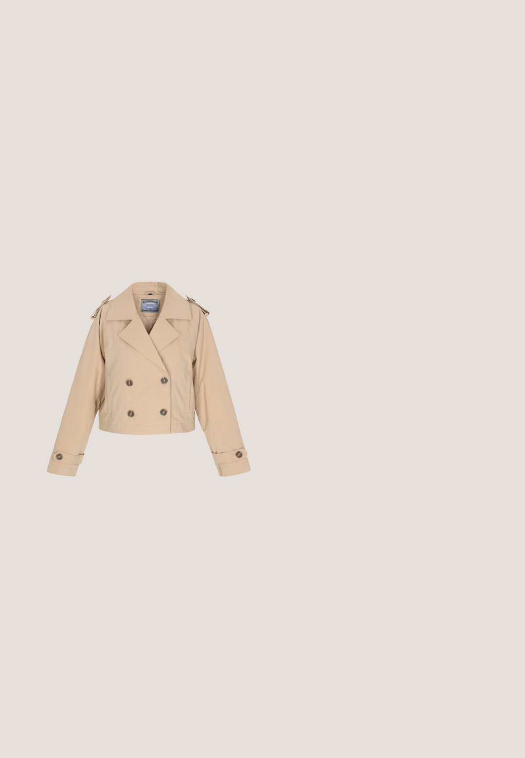 Manteau trench cropped beige avec un design double boutonnage, des revers en notch, des épaulettes et des poignets boutonnés. Texture de tissu lisse.; Pull en maille côtelée crème avec col montant, présentant des accents froncés sur les côtés et quatre boutons décoratifs sur l'épaule gauche.; Jean évasé en denim foncé avec une taille haute, deux poches avant, deux poches arrière, des boutons en métal et une couture contrastante le long des coutures.; Bottines en suède beige avec un bout pointu et un accent de talon métallique, associées à un jean en denim bleu clair retroussé.; Sac à main en cuir texturé couleur tan avec deux poignées, bandoulière amovible, fermoir tournant à l'avant et petit logo doré au centre devant.; Boucles d'oreilles en ton or avec une finition lisse et brillante, présentant une forme de croissant arrondi et une fermeture à charnière.