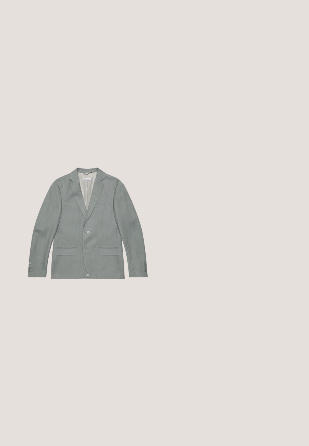 Blazer gris claro hecho de una tela con una textura sutil. Presenta dos bolsillos frontales, un cuello con muesca y un cierre de un solo botón.; Camisa de manga larga color verde claro con botones, cuello clásico y puños, mostrada extendida sobre un fondo blanco.; Pantalones gris claro hechos de una tela texturizada, con un corte entallado, pliegues frontales y diseño de pierna recta.; Zapatos de cuero negro con un acabado liso, punta redondeada y diseño con cordones, combinados con pantalones marrones texturizados. Vista desde abajo.; Neceser de piel negra con forma rectangular, superficie texturizada, cierre de cremallera y un asa lateral con un acento de logo.; Cinturón de cuero negro texturizado con hebilla rectangular negra mate, enrollado sobre un fondo liso gris claro.