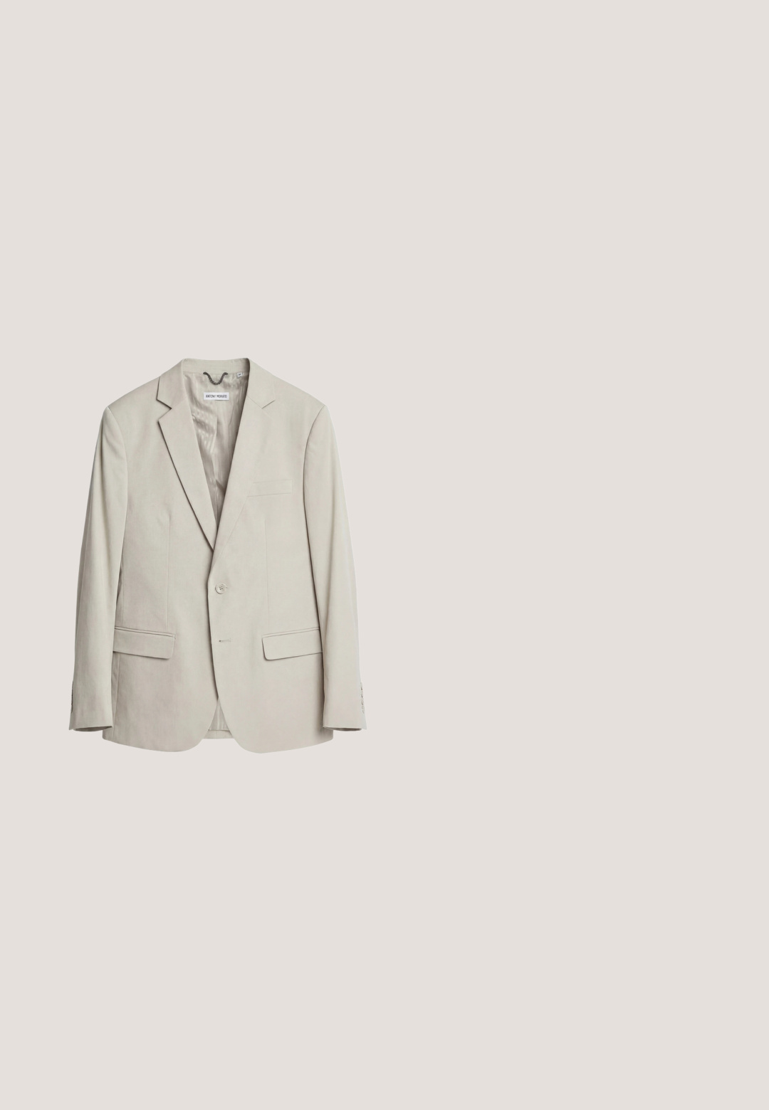 Lichtbeige herenenblazer met enkele knoop, notched revers, voorzakken met klep en een gladde binnenvoering, weergegeven op een witte achtergrond.; Lichtroze blouse met knopen en een subtiele gestreepte print, lange mouwen, een gespreid kraag en een ronde zoom. Voorzien van crèmekleurige knopen.; Beige linnen broek met een rechte pijpdesign, een trekkoord in de taille en een subtiele textuur. Voorplooien voegen detail toe aan de klassieke stijl.; Zwarte leren instappers met een ronde neus, gedetailleerde stiksels en een lage, vierkante hak. Glad van textuur en minimalistisch ontwerp.; Zwarte getextureerde leren toilettas met voorvak met rits, zijhandel en subtiel merklogo op een effen witte achtergrond.; Zwarte leren riem met geperst "HUGO" tekstpatroon en een matte zwarte gesp, getoond opgerold op een witte achtergrond.