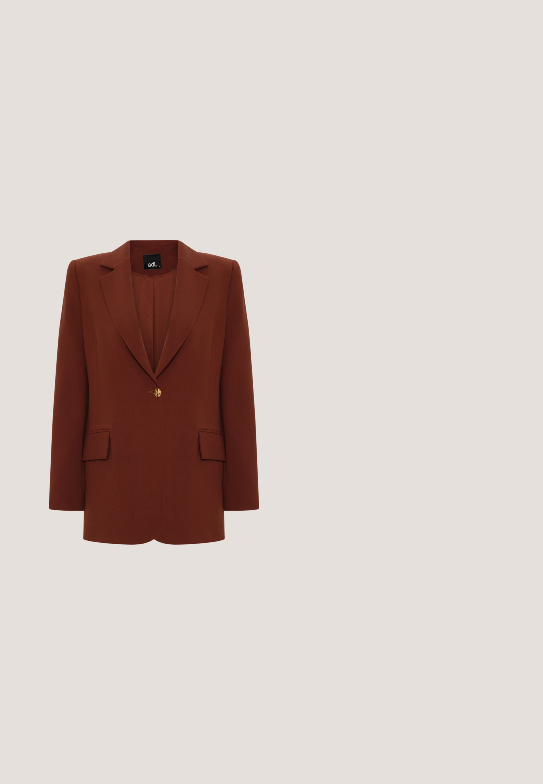 Roodbruin blazer met scherpe revers, enkele gouden knoopsluiting en twee voorzakken. Gemaakt van gestructureerde stof met een gladde textuur.; Bordeaux gebreide trui met geribde ronde hals, manchetten en zoom, met lange mouwen en een relaxte pasvorm.; Blauwe straight-leg spijkerbroek met hoge taille, voorste knoop, riemlussen en voor- en achterzakken.; Bruine suède instappers met een afgeronde neus, vetersluiting en een flexibele gele rubberen zool. Eenvoudig, ongecompliceerd ontwerp.; Bruine suède handtas met een rechthoekige vorm, twee bovenhandvatten, ritsluiting en een gladde textuur. Bevat geen zichtbare hardware of patronen.; Gouden gedraaide bandring met een gladde, gepolijste afwerking op een effen witte achtergrond.