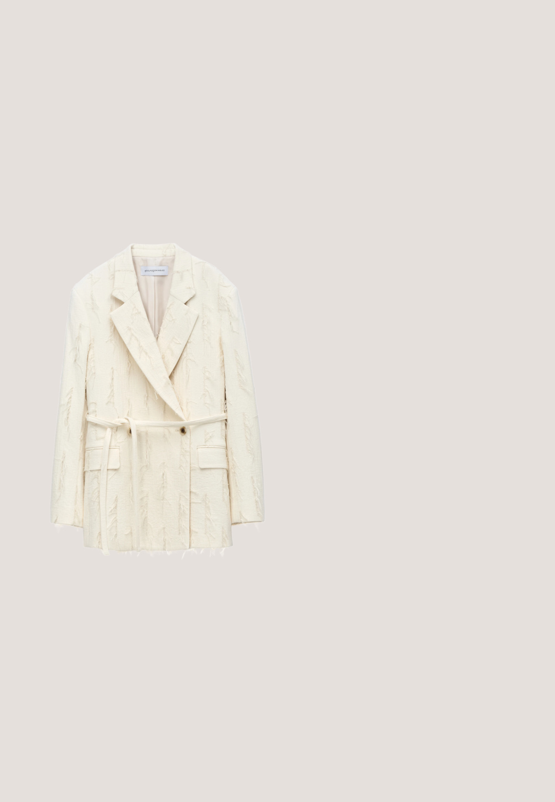 Crèmekleurig getextureerd blazer met reverskraag, lange mouwen, stoffen ceintuur, twee klepzakken aan de voorkant en een enkele zichtbare knoop.; Crèmekleurig shirt met lange mouwen en een ronde hals, met een gladde, effen textuur en een rechte zoom.; Losse, beige broek met wijde pijpen, elastische tailleband en subtiele plooien aan de voorkant, weergegeven op een witte achtergrond.; Beige leren enkelboot met een pointed toe en een conische hak. Gladde textuur met minimale stiknaden en een slanke silhouet.; Donkerbruine leren handtas met twee korte handvatten en een verstelbare lange schouderriem, rechtopstaand op een witte achtergrond.; Open gouden metalen ring met een glad, gedraaid ontwerp en twee gebogen uiteinden van verschillende lengtes.