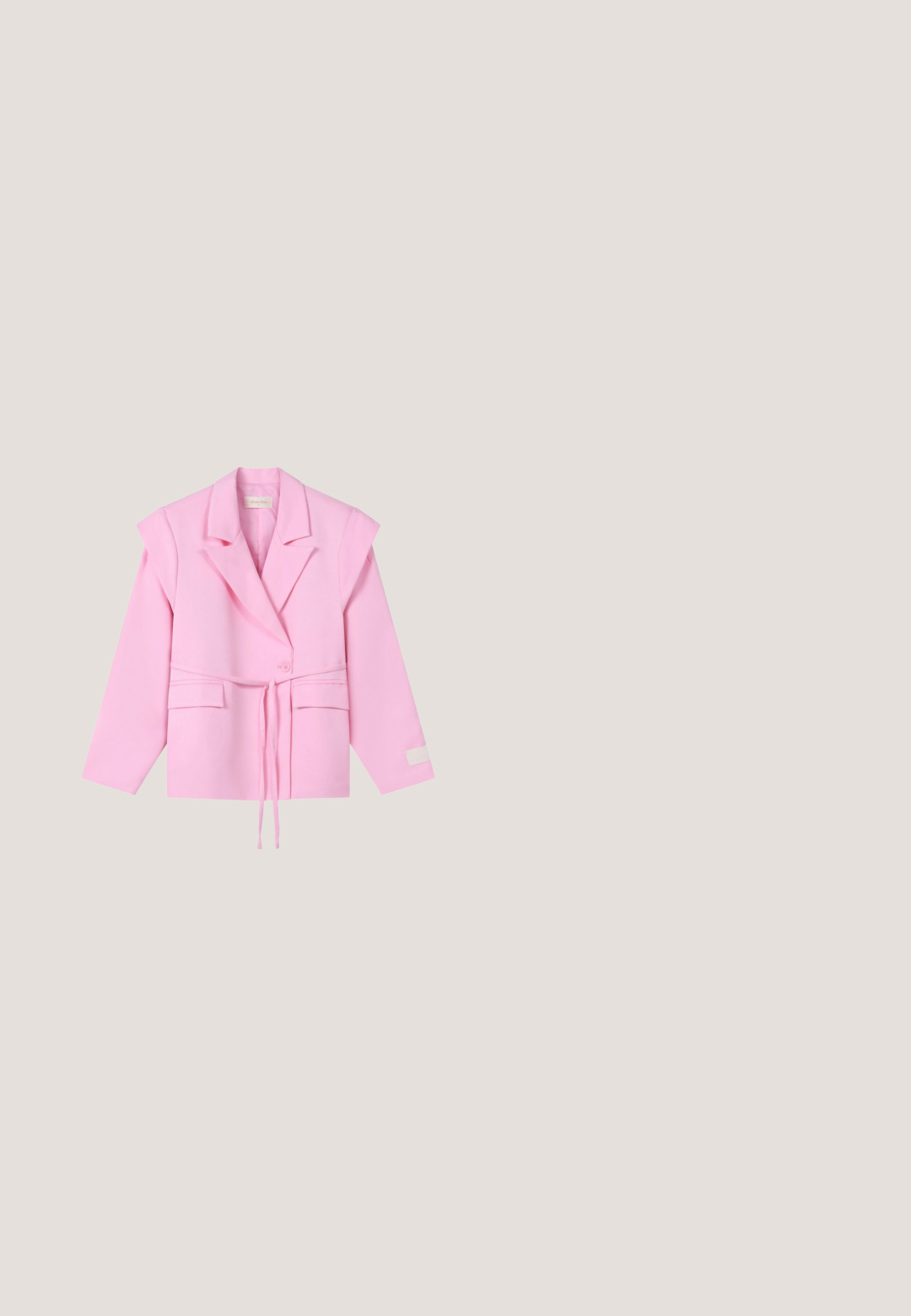 Lichtroze op maat gemaakte blazer met opgevulde schouders, revers met inkeping, knoopsluiting aan de voorkant, twee klepzakken en een ceintuurdetail in de taille.; Roze gebreide halter crop top met geribbeld verticaal patroon en striksluiting aan de achterkant van de nek op een witte achtergrond.; Heldere roze wijde broek met een soepele textuur en een hoge taille. Gemaakt van lichte stof voor comfort en bewegingsvrijheid.; Roze platform sandalen met een brede vierkante hak, enkelband, een gladde afwerking en een open teen ontwerp. Gespaccent op de enkel.; John Richmond SHOULDER  - Handtas - fuchsia; Ketting met kleine roze kralen, gouden accenten en een gouden hartvormige hanger met een centrale parel.