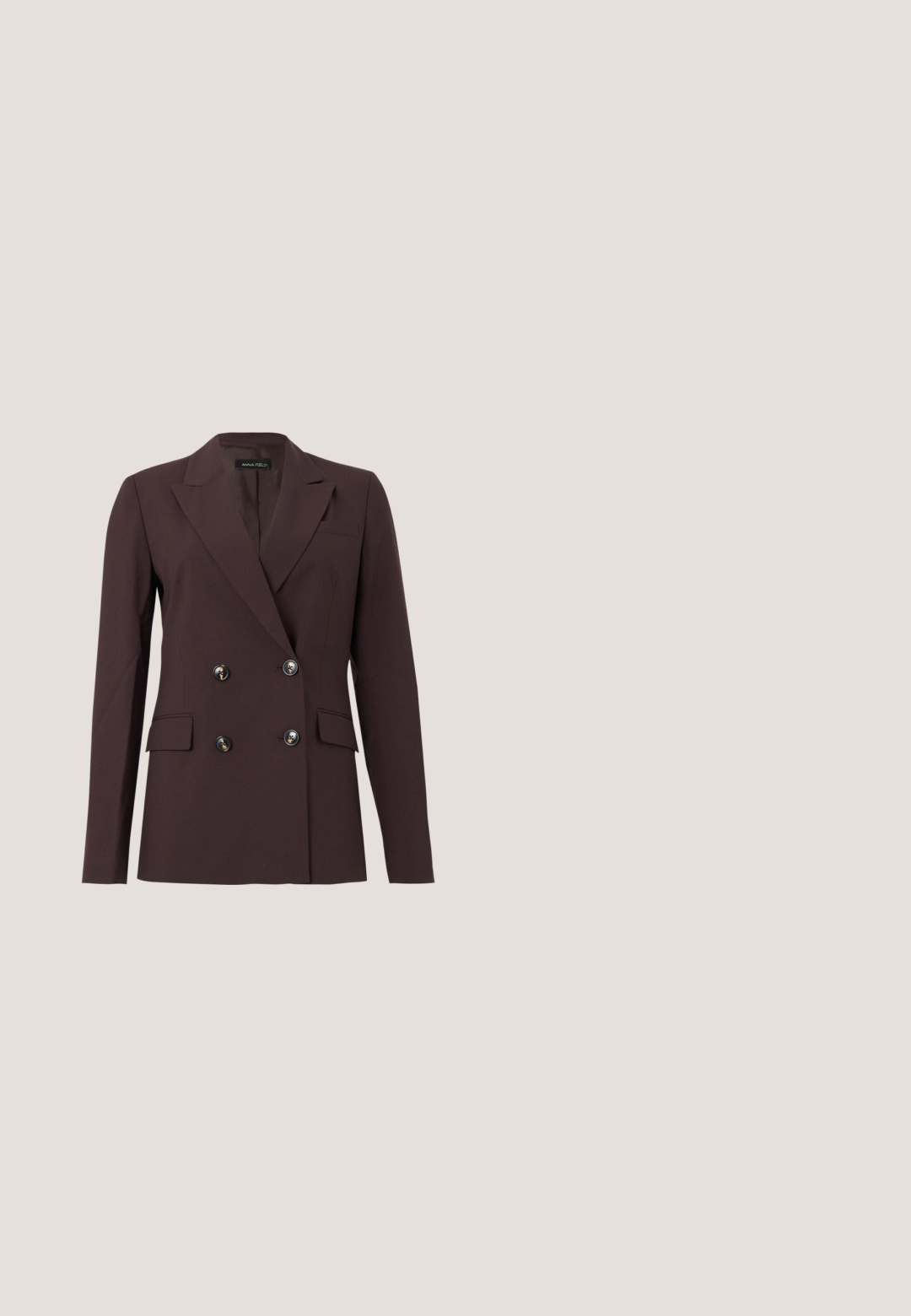 Blazer morado oscuro doble botonadura con cuatro botones, dos bolsillos con solapa y solapa con muesca.; Blusa cremosa de manga larga con cuello alto y un gran lazo atado en el cuello, con hombros fruncidos y mangas con puños.; Falda midi de punto marrón oscuro con cinturilla ancha elástica y forma evasé sobre fondo blanco.; Zapato Mary Jane de charol burdeos con punta cuadrada, correa ajustable y tacón cuadrado grueso. Textura suave y acabado pulido.; Bolso de mano de cuero marrón con asa superior y cierre redondo dorado con giro en la solapa frontal.; Kazar SENECA - Guantes - dark brown