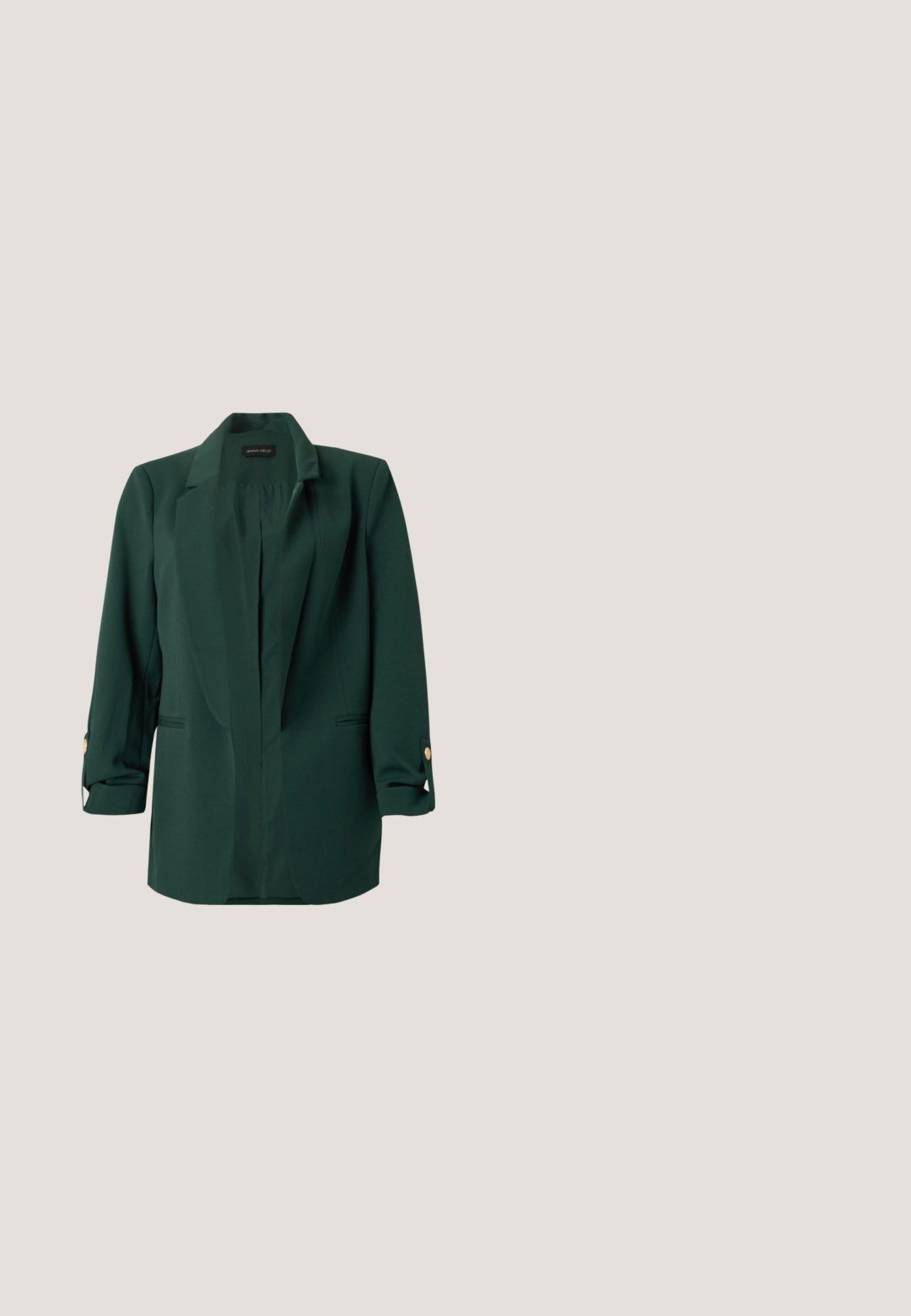 Donkergroene damesblazer met lange mouwen, een reverskraag, twee voorzakken en gouden knopen op de manchetten.; Groene t-shirt met korte mouwen en een V-hals ontwerp, gemaakt van zachte katoenen stof, met een strakke lijn en een relaxed fit.; Donkergroene broek van zachte stof, met twee zijzakken en een rechte pasvorm. Minimalistische stijl zonder zichtbare patronen.; Groene lage hak schoen met puntige neus en slangenhuidpatroon, met gouden versiering op de hiel en zijkant.; Groene leren handtas met witte accenten, rechthoekige vorm, twee bovenste handvatten en een hartvormige hanger bevestigd aan een rits.; Goudkleurige halsketting met drie onregelmatige, gladde hangers in kiezelsteenvorm aan een dunne ketting met verstelbare sluiting.