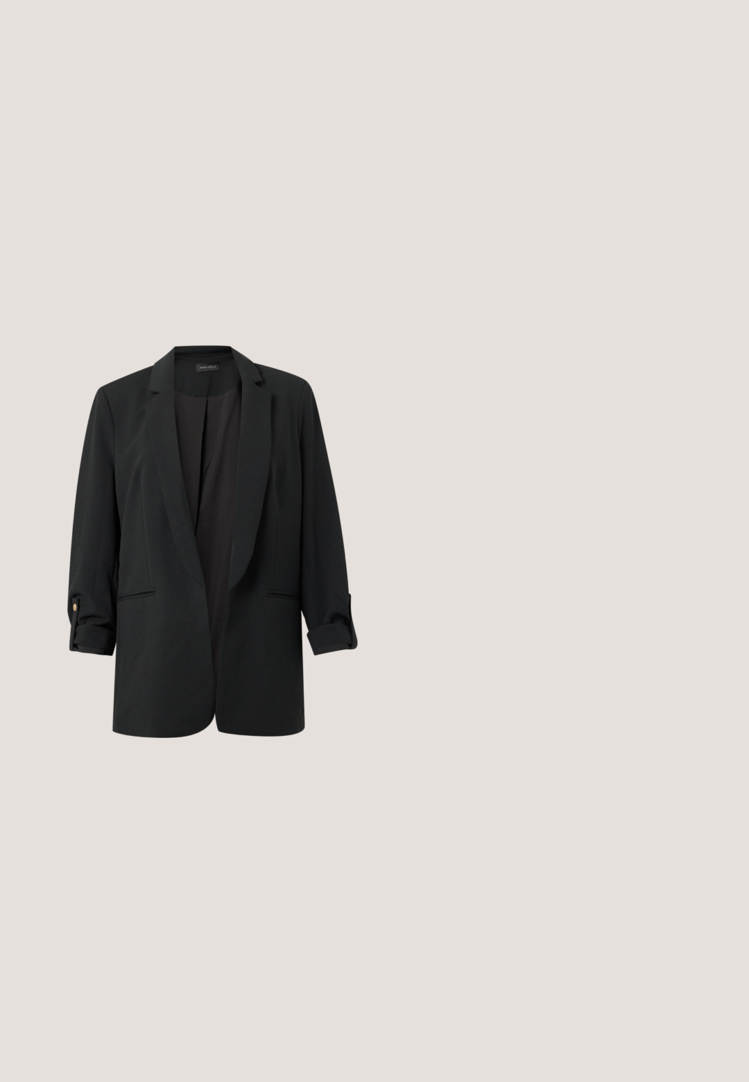 Blazer negro de manga larga con puños doblados, solapas con muesca y dos bolsillos delanteros en un fondo claro liso.; Top negro sin mangas con cuello alto, que presenta una textura de pliegues verticales. La tela parece suave con un ligero brillo.; Pantalones negros con una cintura elástica, corte ajustado y un patrón de lunares blancos en toda la prenda. La tela suave ofrece comodidad y flexibilidad.; Zapato de charol negro de tacón alto, tipo slingback, con punta afilada, correa ajustable en el tobillo y lados abiertos. Textura lisa.; Bolso rectangular negro brillante con asa superior, herrajes dorados y correa desmontable, colocado sobre un fondo claro y sencillo.; Delicado collar de cadena dorada de doble capa con pequeñas perlas blancas espaciadas uniformemente sobre un fondo claro y liso.
