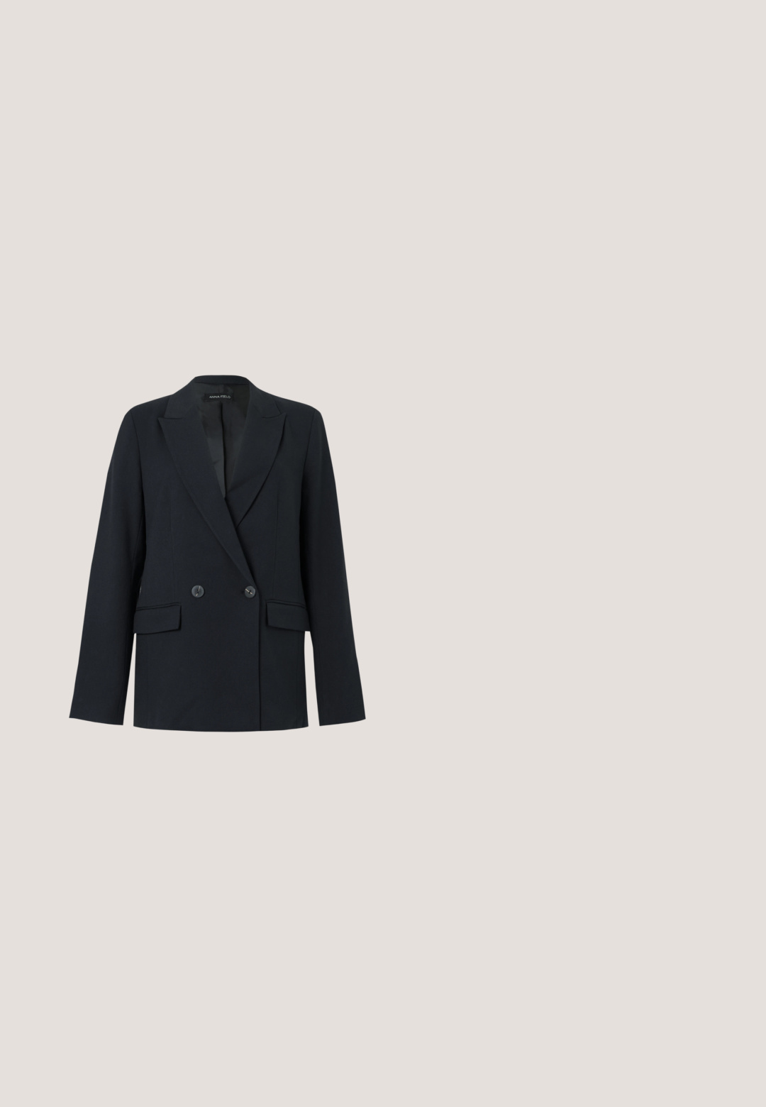 Blazer negro de doble botonadura con solapas con muesca, dos bolsillos delanteros con solapa y mangas largas, colocado plano sobre un fondo gris.; Top negro de manga larga con canalé y escote cuadrado, que presenta una ligera forma de corazón y un diseño ajustado.; Pantalones negros de corte recto con trabillas para cinturón, cremallera frontal y una cintura lisa, mostrados sobre un fondo claro y liso.; Zapato de tacón bajo tipo kitten heel de cuero negro con punta puntiaguda, correa en el tobillo y hebilla dorada sobre fondo neutro.; Bolso negro en forma de media luna con una sola correa, cremallera dorada y una lengüeta decorativa rectangular dorada en la parte delantera.; Cinturón de cuero negro enrollado con una hebilla rectangular dorada y dos pasadores de cinturón dorados a juego sobre un fondo claro.