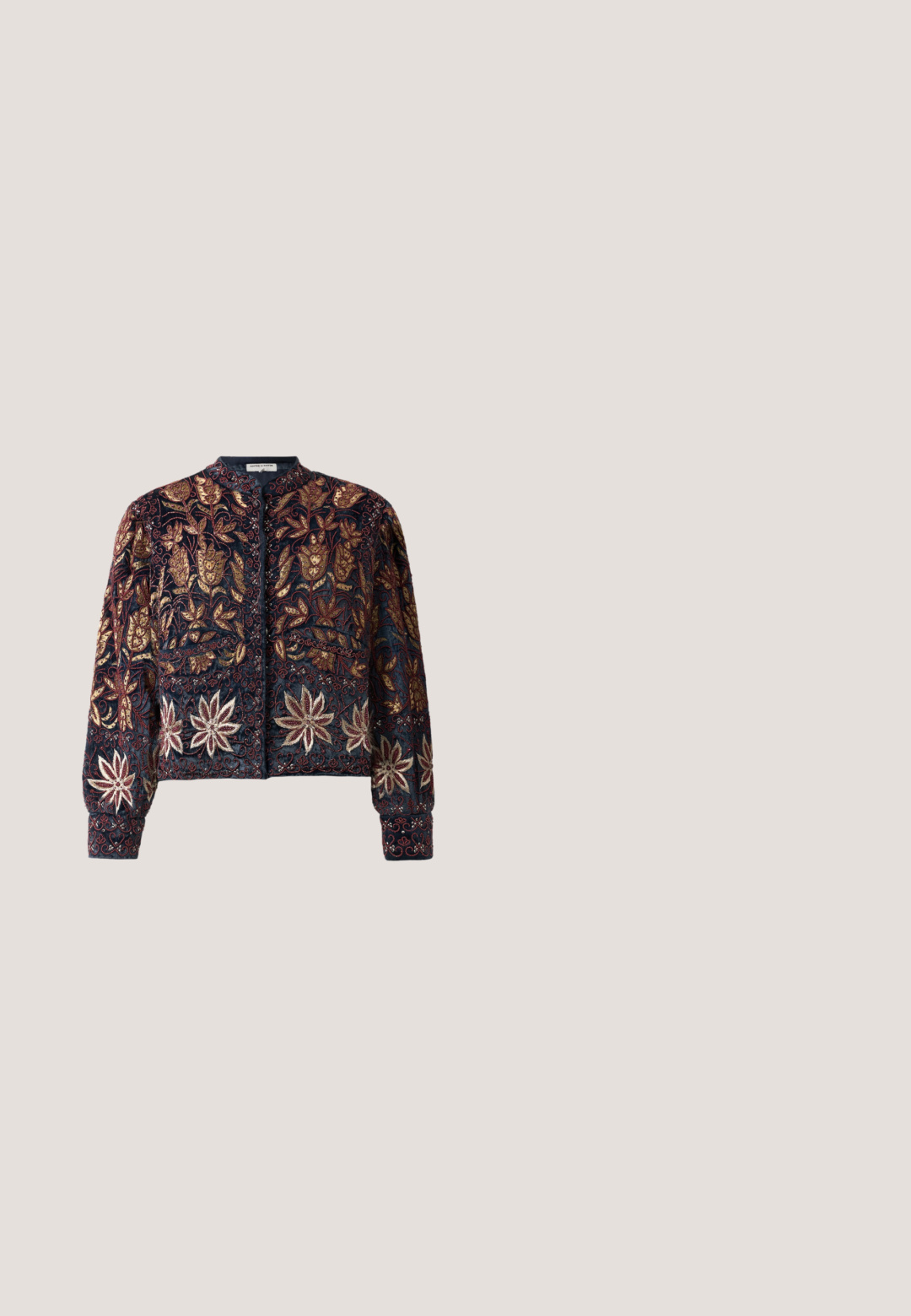 Vyšívaná bomber bunda v námorníckej modrej farbe s precízne vypracovanými kvetinovými vzormi v zlatej, bordovej a striebornej farbe. Disponuje okrúhlym výstrihom a priliehavými manžetami.; Fialová čipkovaná blúzka s dlhým rukávom a priehľadnými časťami na rukávoch a hornej časti hrude, s vysokým golierom a zložitými kvetinovými vzormi.; Burgundská saténová maxisukňa s priliehavým pásom a rozšíreným lemom, so hladkou textúrou a bez viditeľných vzorov alebo ozdôb.; Čierne kožené členkové topánky s brogue detailmi, s viazaním vpredu, bočnými zipsami a štruktúrovanými gumovými podrážkami. Kombinované s tmavými úzkymi nohavicami.; Čierne kožené rukavice s dlhými prstami, zdobené striebornými hrotmi usporiadanými v vzore. Hladký povrch s tesným uchytením na zápästí.; Zlatý kvetinový brošňa s bielym smaltom na okvetných lístkoch, zelenými listami a zelenými perlovými akcentmi v strede, s lesklým povrchom a podrobnou textúrou.
