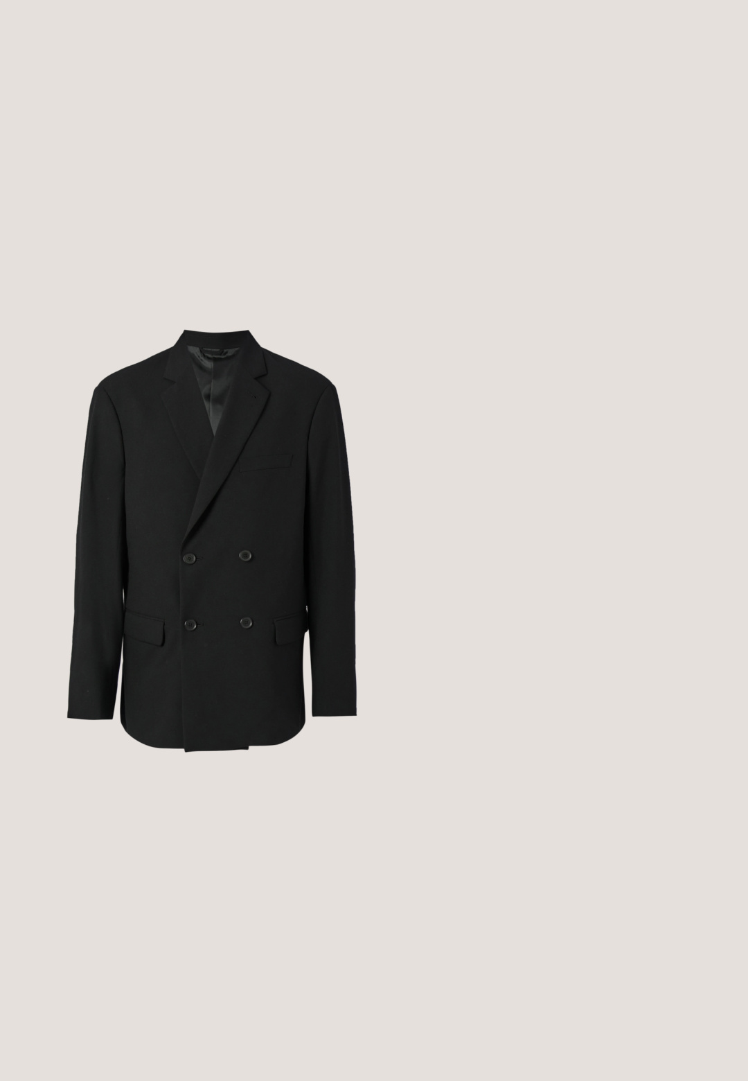 Blazer noir à double boutonnage avec une doublure en satin, deux poches avant et des revers crantés. Comprend cinq boutons sur le devant.; Chemise blanche à manches longues avec col pointu et poignets boutonnés, présentée à plat sur un fond gris clair.; Pantalons noirs ajustés avec une coupe droite, en tissu lisse, avec des plis avant et une fermeture à bouton unique à la taille.; Chaussure en cuir noir avec un bout arrondi, un laçage et une semelle en caoutchouc épaisse dotée d'un bord texturé. Finition élégante et matériel minimal.; Cravate noire avec petits pois blancs, présentée à plat sur un fond gris clair.; Ceinture en cuir noir roulée avec une boucle en métal rectangulaire noir mat et deux passants sur fond blanc.