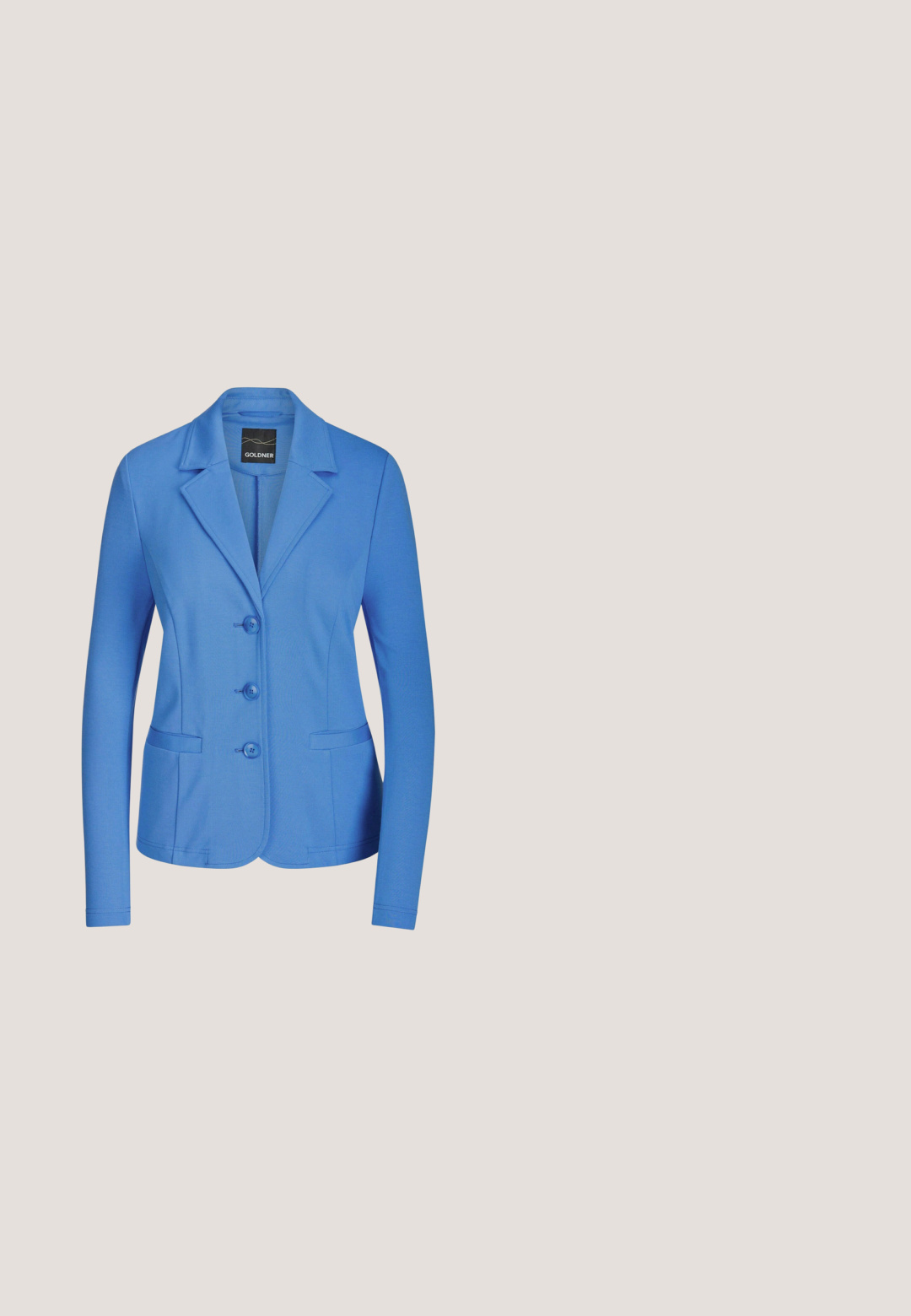 Damenblazer in Blau mit drei Knöpfen, gekerbtem Revers und zwei Fronttaschen.; Hellblaues, langärmliges Hemd mit Knöpfen, spitzem Kragen und einer kleinen schwarzen, bestickten Rose unten rechts vorne.; Blaue, leichte Hose mit glatter Oberfläche, elastischem Bund, geraden Beinen und keinen sichtbaren Taschen oder Hardware-Details.; Hellblaue Leder-Loafer mit geflochtenem Detail vorne, ausgestattet mit einer Gummisohle und einem kontrastierenden beigen Absatz. Flaches Design, glatte Textur.; Hellblauer Lederaktentasche mit doppelten Griffen, goldfarbenem Reißverschluss oben und kleinem Vorderfach mit Markenlogo in der Mitte.; Silberne Steckerohrringe mit runden, hellblauen Steinen in polierter Fassung. Schlichtes Design, das sich für den täglichen Gebrauch eignet.