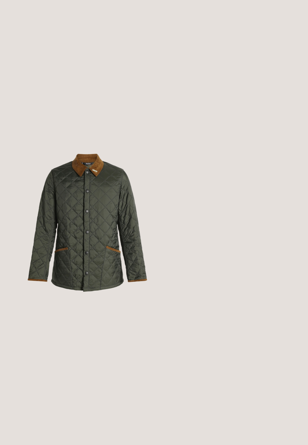 Veste matelassée vert foncé avec col en velours côtelé marron et bordure de poche, boutons-pression à l'avant et manches longues.; Chemise beige à manches longues en tissu doux. Elle présente un devant boutonné, un col pointu et des poignets boutonnés, avec une texture subtile.; Pantalon beige à jambe droite avec cinq poches, passants pour ceinture, fermeture par bouton et un porte-clés rouge attaché à la poche avant gauche.; Bottine en cuir marron avec des panneaux latéraux élastiques, bout rond et un petit talon noir. Elle possède une languette pour un enfilage facilité.; Trousse de toilette en cuir marron avec une surface texturée, fermeture éclair et une poignée latérale. Forme rectangulaire, bords lisses, détail de marque minimal.; Ceinture en tissu beige tissé avec extrémités en cuir marron et boucle en métal argenté, enroulée sur un fond blanc.