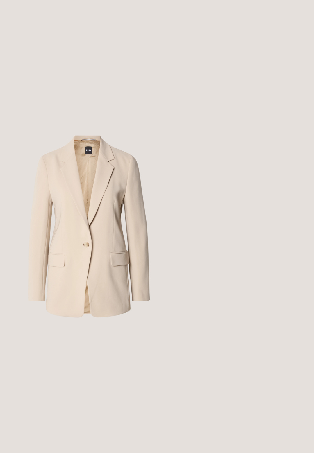 Beige blazer lavet af glat stof, med en enkelt knaplukning, to forlommer og et spidst reversdesign. Indvendigt er det lysebrunt.; Hvid bluse med korte ærmer, rund halsudskæring og løs pasform, med et lille sort og orange mærke på bagsiden af kraven.; Beige faux læder fløjsbukser med en glat overflade, der har frontlommer, knaplukning og en subtil shiny finish.; Kvindes slingback højhælede sko i cremefarve med spids tå og blokhæle på hvid baggrund.; Kremfarvet rektangulær håndtaske med en enkelt rem og lynlås øverst, med en lille præget logo-plakette foran.; Metal cuff armbånd med sammenflettede sølv- og guldstrimler med en glat, poleret overflade. Bemærkelsesværdig knude-detail i midten.