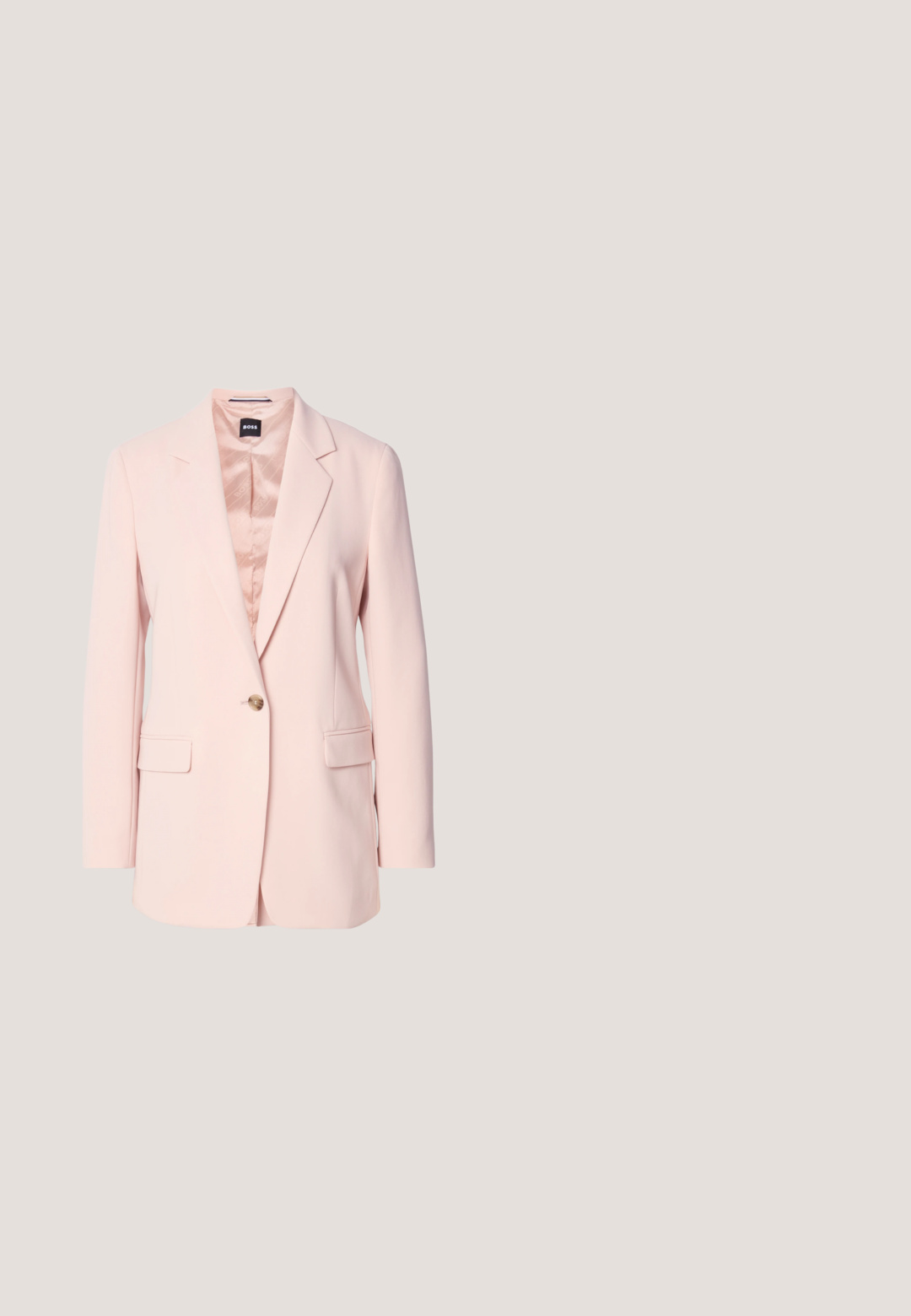 Lyserød blazer med en struktureret design, enkelt gyldent knap, to frontlommer og foring indeni. Skarp pasform med skarpe revers.; Lys pink udenær sweater med dyb V-udskæring, ribbede kanter, glat tekstur og broderet logo nederst til venstre.; Bukser med vide ben i hvid bomuld, med forlommer og detaljerede syninger. Glat tekstur med et rent, minimalistisk design.; Beige ruskindssneaker med rundet tå, ton-i-ton syninger og en tyk hvid gummisål. Har flade snørebånd og et minimalistisk design.; Beige quiltet håndtaske med kort polstret hank, aftagelig rem og guld dobbelt-B logo foran, vist på ensfarvet baggrund.; Guld metal halskæde med en tynd kæde og et hjerteformet vedhæng. Vedhænget har en glat, poleret overflade med en hul midte.
