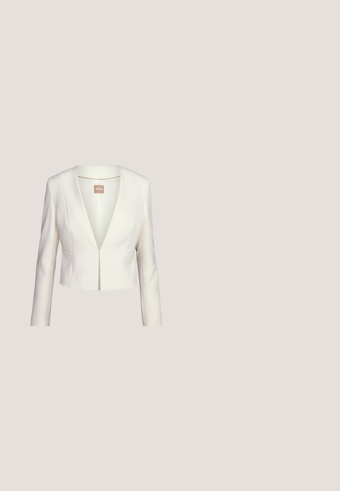 Hvid cropped blazer med lange ærmer, V-halsdesign, frontlukning og glat, struktureret stof. Mærket viser "BOSS" logoet.; Ermeløs sort ribbet top med høj hals og figursyet pasform, lavet af strækbart materiale. Har minimal branding på nakken.; Sorte, tætsiddende bukser med bæltestropper, forlynlås og lige ben, vist mod en hvid baggrund.; Sort højhælet sko balancerende på hælen på en reflekterende bordplade nær metalfilholder med hvide mapper.; Lille cremefarvet taske med en kurvet form og fletet guldfarvet kæde som håndtag, lynlås lukning på toppen; BOSS DOUBLE B SWING - Øreringe - gold-coloured