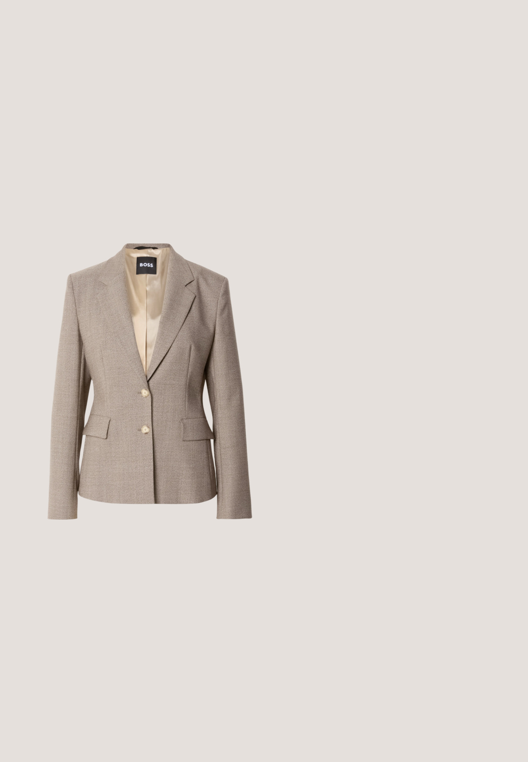 Ανοιχτό καφέ blazer σχεδιασμένο με λείο σατέν φόδρα, δύο μπροστινές τσέπες και δύο μπεζ κουμπιά για κλείσιμο.; Μπλούζα κρέμ με μακριά μανίκια, λαιμόκοψη σε σχήμα κλειδιού, πλισέ λεπτομέρειες στο μπροστινό μέρος και κουμπωτά μανίκια. Λείο, ελαφρύ υλικό.; Μπεζ ραμμένες παν trousers με κατευθείαν γραμμή, κατασκευασμένα από λείο ύφασμα, με επίπεδο μπροστινό μέρος και χωρίς ορατές τσέπες.; Μπεζ γόβα με μυτερή μύτη και λεπτό τακούνι στιλέτο σε απλό λευκό φόντο.; Μπεζ τσάντα DKNY tote με λευκές λαβές, αποσπώμενο ταίριασμα τσαντάκι και αξεσουάρ μπρελόκ σε κόκκινο και λευκό.; BOSS HONEY - Βραχιόλι - gold-coloured