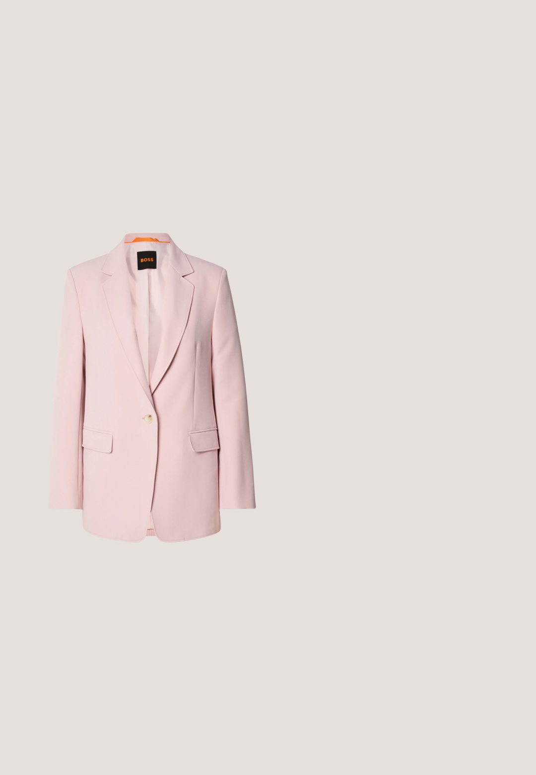 Rosa skræddersyet blazer med notched lapels, enkelt knaplukning, to frontlommer og en glat tekstur. Brandmærke synligt indeni kraven.; Hvid kortærmet strik-top med rund halsudskæring, ribkant og blød tekstur. Logomærke med orange detalje ved kraven.; Bukser med vide ben i hvid bomuld, med forlommer og detaljerede syninger. Glat tekstur med et rent, minimalistisk design.; Beige ruskinds ankelstøvle med blokhæl, der har en sort elastisk indsats og en løfteløkke bagpå. Glat tekstur og rund tådesign.; Rektangulær cremefarvet crossbody-taske med justerbar rem og guld "BOSS"-logo foran i midten.; Guldarmbånd med en bølget design, glat tekstur og åbne ender. Den reflekterende overflade viser bløde kurver og subtile lysrefleksioner.