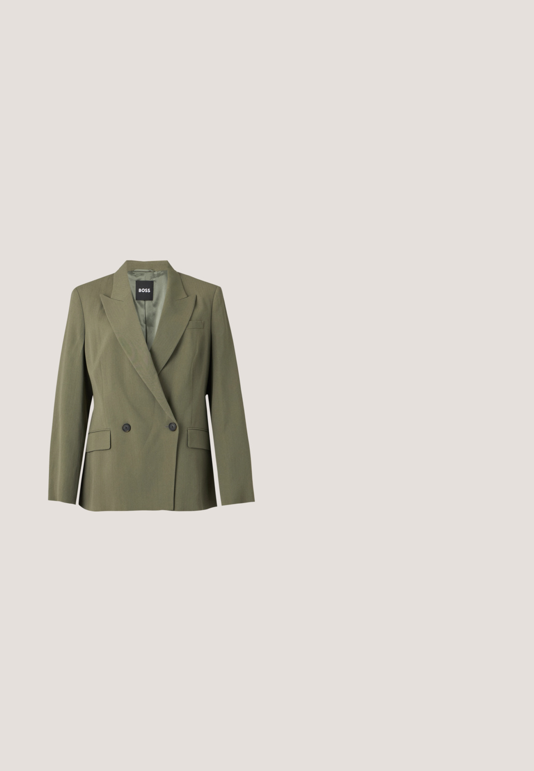 Enkelrijks olijfgroene blazer met inkeping rever, twee zwarte knopen, klepzakken en een borstbieszak, met het label BOSS aan de binnenkant van de kraag.; Lichtgroen T-shirt met korte mouwen van zacht materiaal, met een ronde halslijn en een klein geborduurd logo op de borst.; Lichtgrijze broek van katoenmix stof; recht gesneden met een zachte textuur, voorzien van een knoop aan de voorkant en standaard zakken.; Zwarte leren slingback schoen met spits toelopend neusje, hoge blokhak en beige binnenvoering tegen een effen lichte achtergrond.; Kleine rechthoekige olijfgroene leren schoudertas met een dunne band en een gouden BOSS-logo aan de voorkant in het midden.; Een paar glanzende oorringen in goudkleur met een lusvormige, gedraaide en verstrengelde ontwerp, afgebeeld op een eenvoudige witte achtergrond.