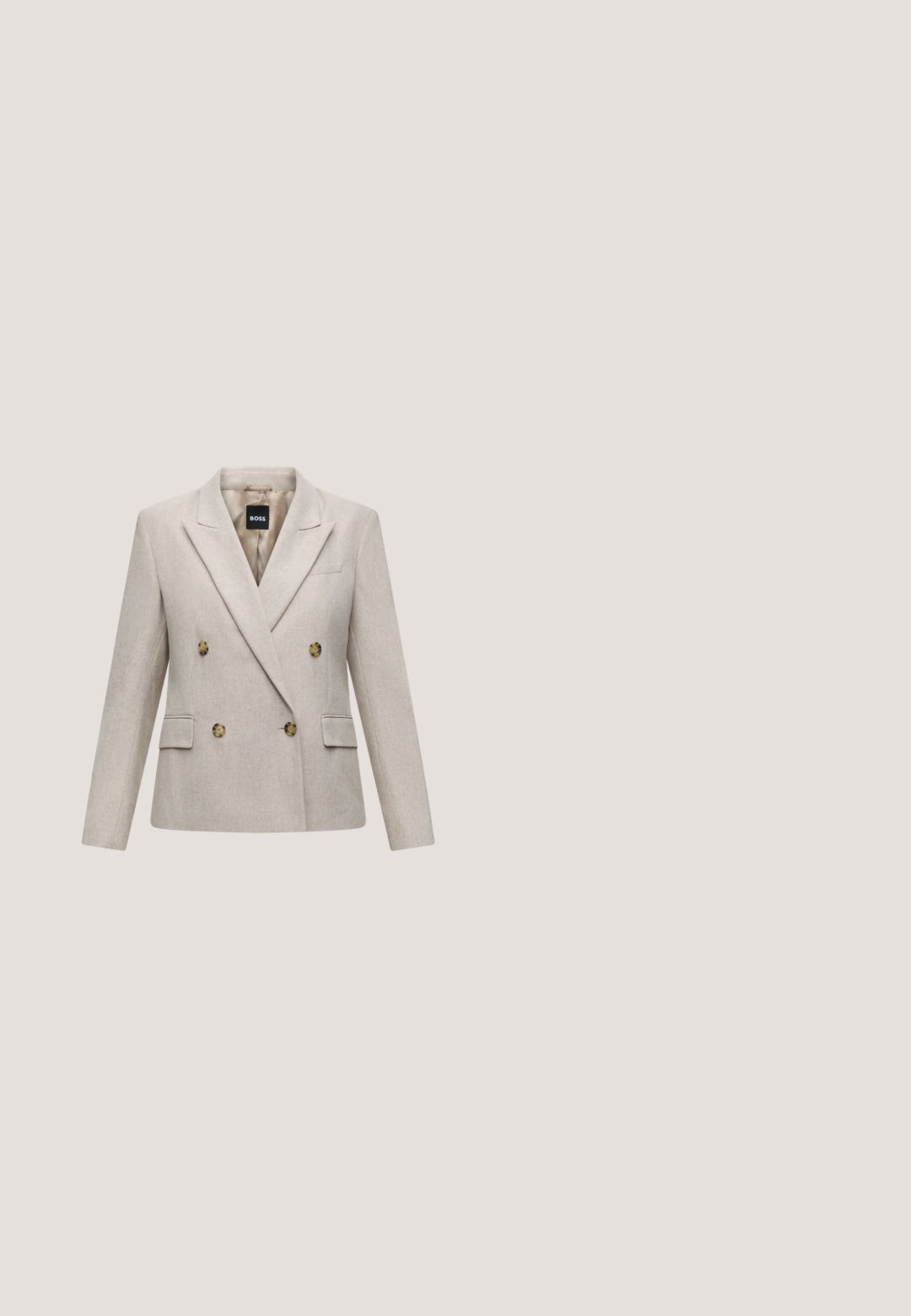 Blazer de lana beige cruzado con solapas anchas, cuatro botones, dos bolsillos con solapa y una etiqueta negra de la marca BOSS en el interior del cuello.; Camiseta sin mangas de canalé en verde oliva, con escote redondo y diseño sin mangas. Hecha de material suave y elástico con una silueta ajustada.; Pantalones anchos de color beige, hechos de tejido ligero. Cierre frontal con botón y dobladillos rectos. Textura suave con costuras mínimas.; Zapato de mujer color crema con punta afilada y tacón bajo, con tacón redondo en forma de bola, sobre un fondo liso.; Bolso pequeño de color crema con forma curva y asa de cadena trenzada en tono dorado, cierre con cremallera en la parte superior; Pendientes de aro de oro con una banda texturizada decorada con piedras de estrás y un notable diseño engastado en garras. Acabado suave, superficie brillante.