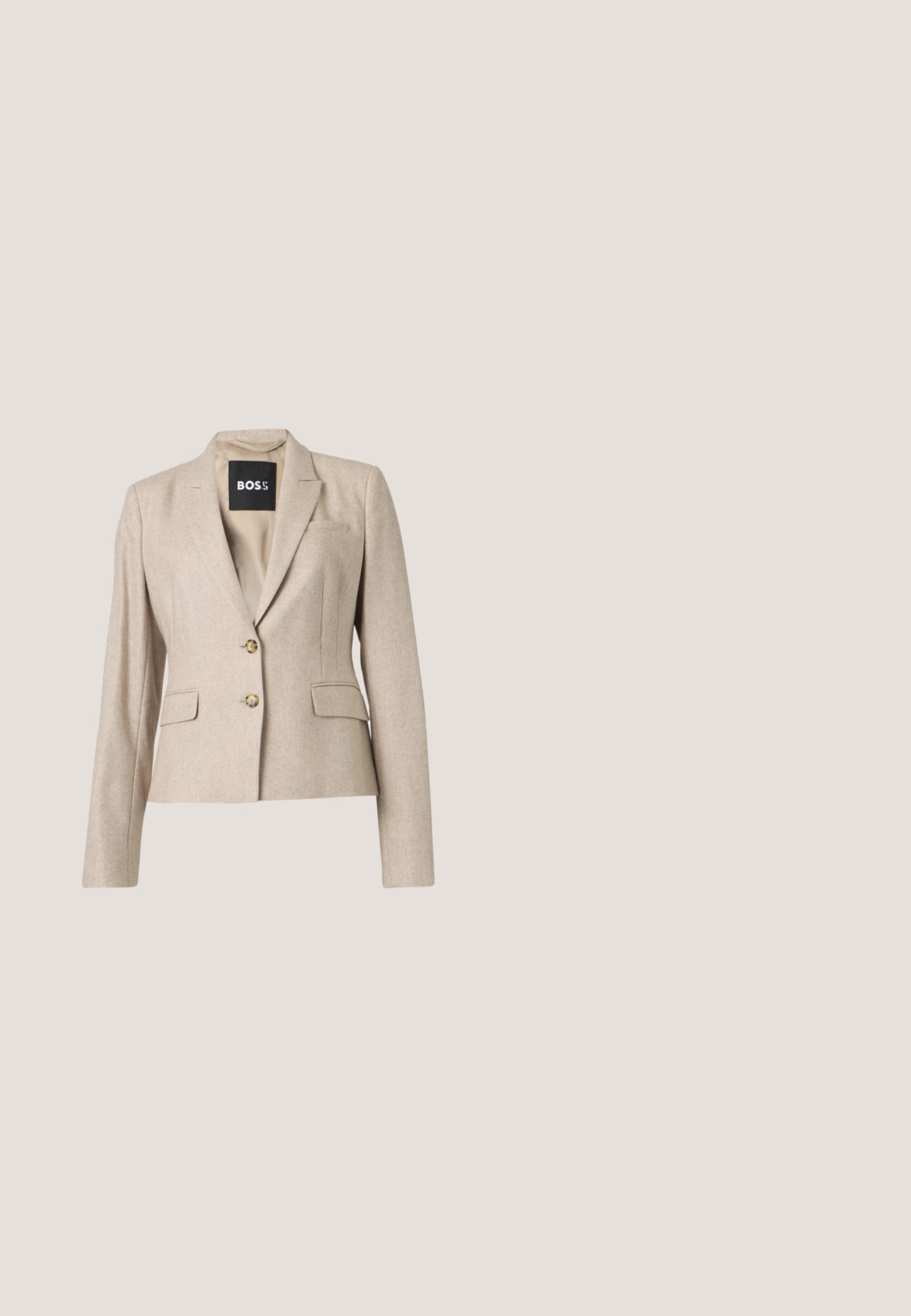 Blazer beige pour femme, cintré, avec deux boutons, revers crantés, poches à rabat et étiquette noire "BOSS" à l'intérieur du col.; Polo en maille côtelée à manches courtes de couleur brun foncé avec trois boutons et un col classique, présenté sur un fond uni.; Pantalon beige droit sur mesure avec passants de ceinture et plis avant, présenté sur un fond blanc.; Pompe à talons hauts en cuir brun avec un bout pointu et un talon fin et incliné. Présente un petit accent de logo métallique à l'arrière.; Sac à bandoulière rectangulaire en cuir beige avec une fermeture éclair dorée, un petit logo doré, et une sangle noire réglable avec des fermoirs dorés.; Collier délicat en chaîne d’or avec un petit pendentif en forme de cœur, une perle et de minuscules éléments décoratifs sur fond blanc.
