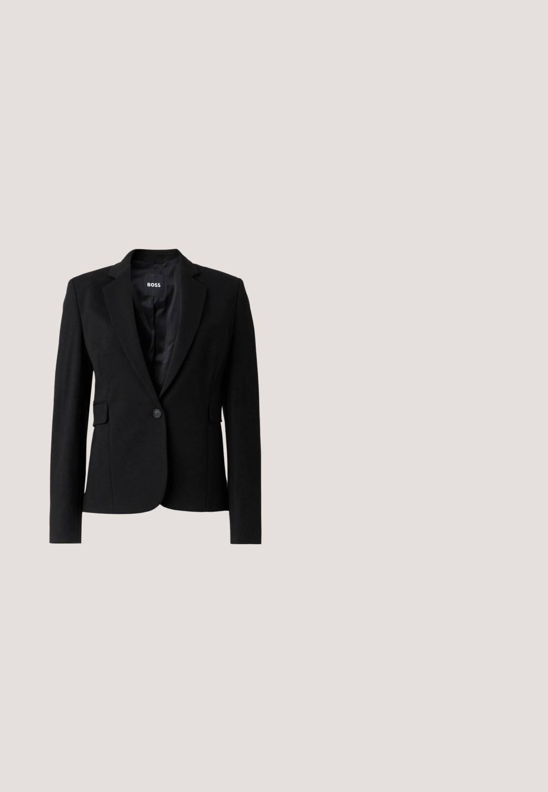 Sort skræddersyet enkeltknaps blazer med hakrevers og klaplommer, satinforet, mærket BOSS inde i kraven.; Sort satin top med bådudskæring, korte ærmer og en subtil glans. Har en skjult lynlås i ryggen til lukning. Glat tekstur.; Sorte bukser med en glat tekstur, lige snit og en satinlinning. Har minimal detaljering og ingen synlige mønstre eller accenter.; Sort ruskind spids tå højhælet pumpe med en slank mellemhøj stilethæl og et lavt snit på en ensfarvet baggrund.; Sort vævet tekstureret håndtaske med enkelt skulderrem og lille guld "BOSS" logo foran i midten.; Par polerede guldbøjleøreringe med tynde stifter og hængslet lås, vist på en ensartet lysegrå baggrund.