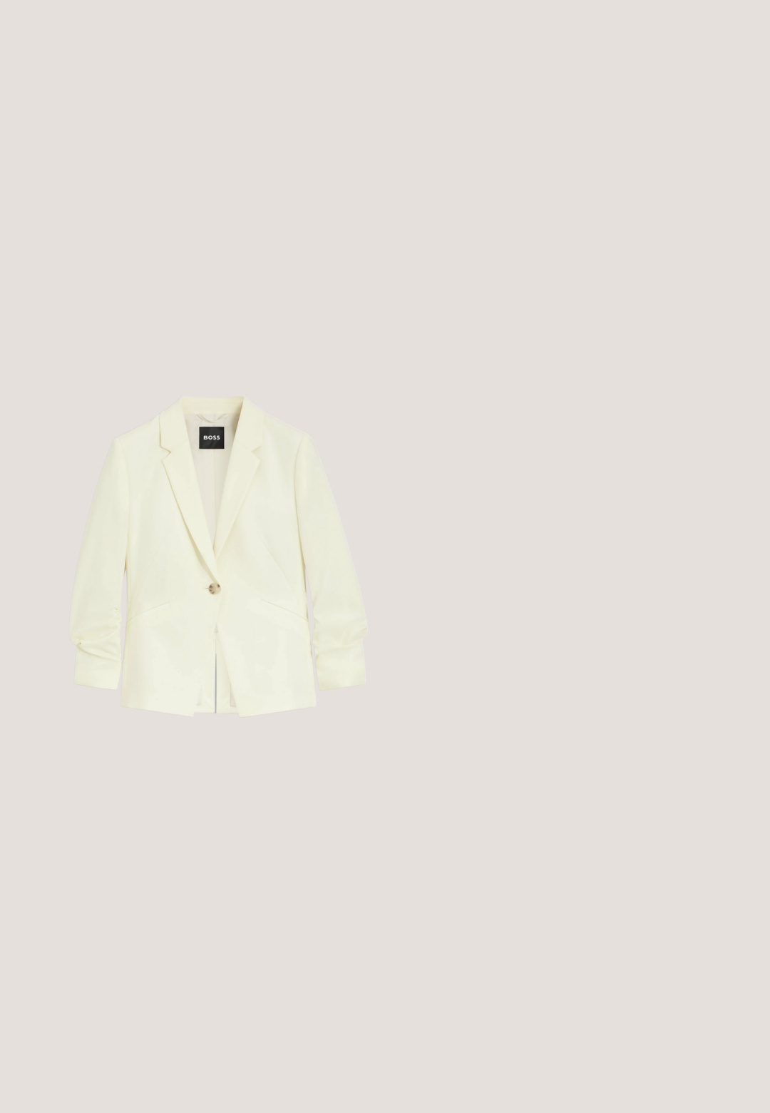 Enkeltknappet off-white blazer med notched revers, lange ærmer, to forlommer og BOSS mærke indeni kraven.; Simpel hvid T-shirt med korte ærmer, rund halsudskæring og lille rød label indeni kraven på hvid baggrund.; Hvite flagrende bukser i et glat materiale. Har to forlommer og en enkelt frontknaplukning, med diskret pin-tuck detaljer.; Beige slingback-højhælede sko med spids tå, som har en gylden dekorativ kæde, en lav blokhæl og udskæringsdetaljer på siderne. Glat lædertekstur.; Kuvertpung i cremelæder med en gulddobbelt B-logo lås midt på forsiden.; Guld kæde armbånd med rektangulær BOSS logo plade og hummerlås på en ensfarvet lys baggrund.