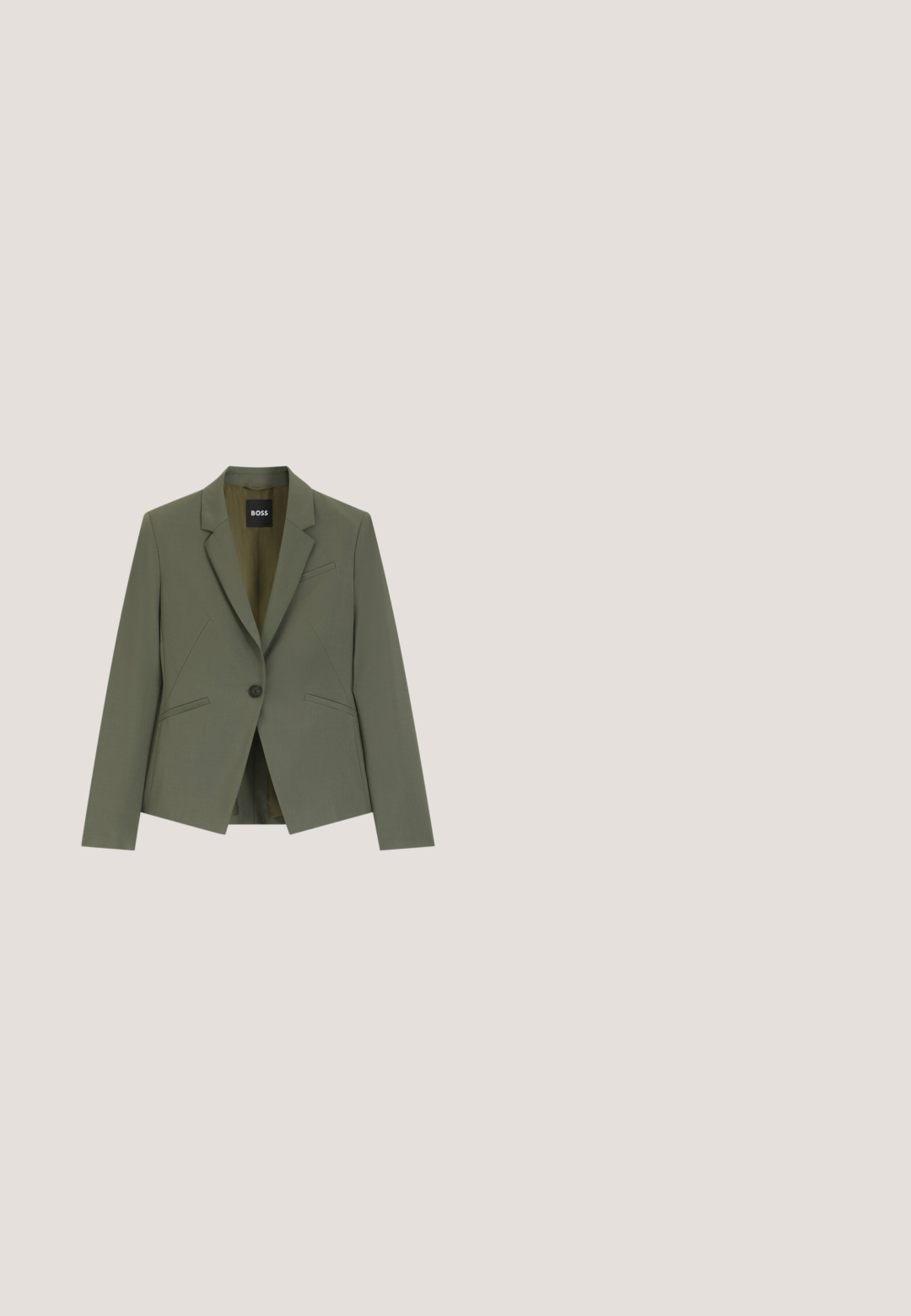 Blazer verde oliva a medida con solapas con muesca, cierre con un botón negro, dos bolsillos delanteros y etiqueta de la marca BOSS en el interior del cuello.; Camiseta negra de manga corta hecha de suave algodón, con cuello redondo y una textura lisa. Diseño simple sin patrones ni acentos.; Pantalones beige de corte slim, con dos bolsillos frontales, costuras frontales simuladas y cierre de botón. Fabricados en una tela suave y elástica.; Bailarina plana de piel negra con un pequeño detalle de hebilla dorada en el lateral, tacón bajo y punta redondeada, mostrada de perfil sobre fondo blanco.; Bolso de mano estructurado de cuero negro con dos asas, correa de hombro desmontable y detalle elegante de cinturón con herrajes en tono dorado.; Pendientes de botón redondos de oro con una "G" en relieve en el centro, rodeados por dos filas de pedrería clara sobre un fondo blanco.