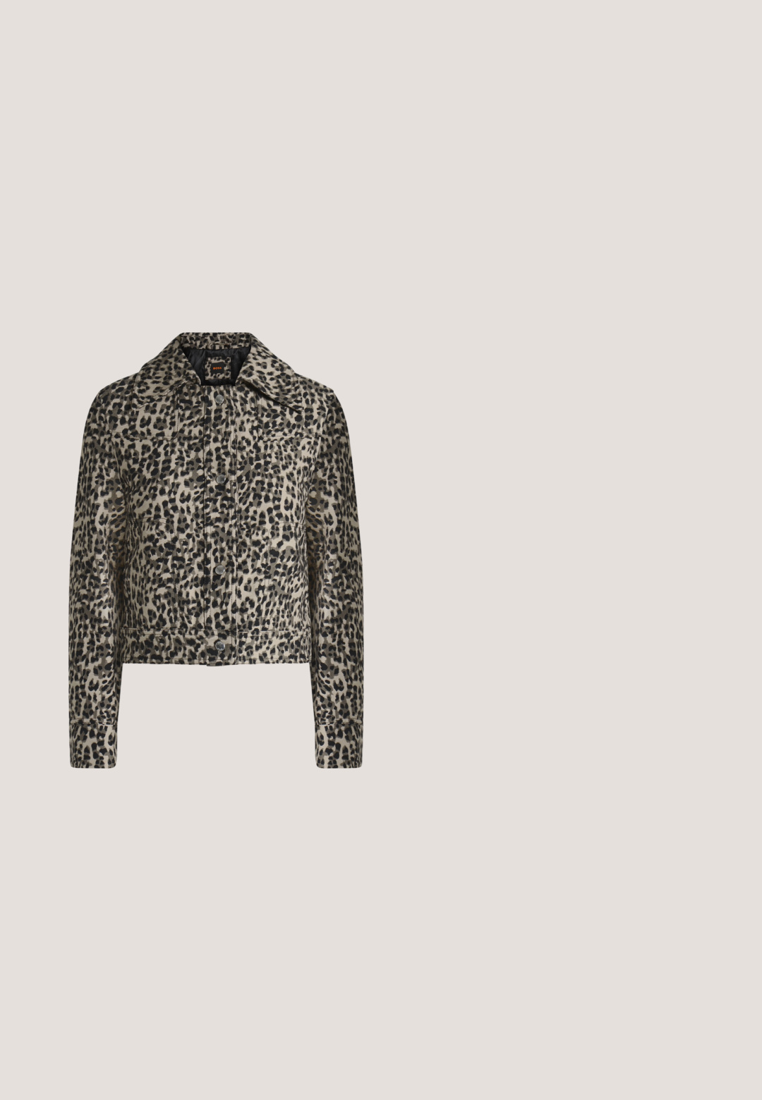 Veste à boutons imprimé léopard avec col et manches longues, ourlet droit et détails de coutures visibles.; Chemise noire à manches longues, boutonnée, en tissu lisse, avec un col classique, des boutons sur le devant et une coupe ajustée.; Pantalons larges noirs fabriqués dans un matériau doux et extensible avec une texture lisse et une taille élastique pour le confort.; Chaussure slingback femme en cuir noir avec bout pointu et talon bloc épais et haut sur fond blanc.; Sac d'épaule rectangulaire noir matelassé avec longues bandoulières, anneaux dorés, petit logo "HUGO" et breloque dorée en forme de cœur sur chaîne.; Paire de boucles d'oreilles en métal argenté avec un motif abstrait d'anneaux entrelacés sur fond blanc.