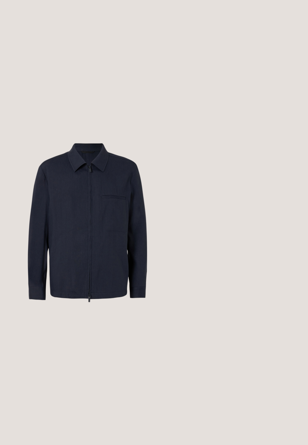 Marineblaues Jackett aus leichtem Stoff, mit einem Reißverschluss vorne, einem Kragen und einer Brusttasche. Lange Ärmel mit geknöpften Manschetten.; Marineblaue Langarm-Crewneck-Sweatshirt mit gerippten Bündchen und Saum, mit erhabenem "BOSS"-Schriftzug mittig auf der Brust.; Marineblaue maßgeschneiderte Hose mit Gürtelschlaufen, Reißverschluss vorne und geradem Bein, vor einem schlichten weißen Hintergrund.; Schwarzer Wildleder-Sneaker in mittlerer Höhe mit weißer Sohle und Mokassin-artiger Naht, seitlich auf einfarbigem Hintergrund gesehen.; Schwarze Leder-Umhängetasche mit vorderer Reißverschlusstasche und verstellbarem Riemen auf weißem einfarbigem Hintergrund.; Schwarzer Ledergürtel mit geprägtem „HUGO“-Schriftzugmuster und mattschwarzer Schnalle, auf weißem Hintergrund aufgewickelt dargestellt.