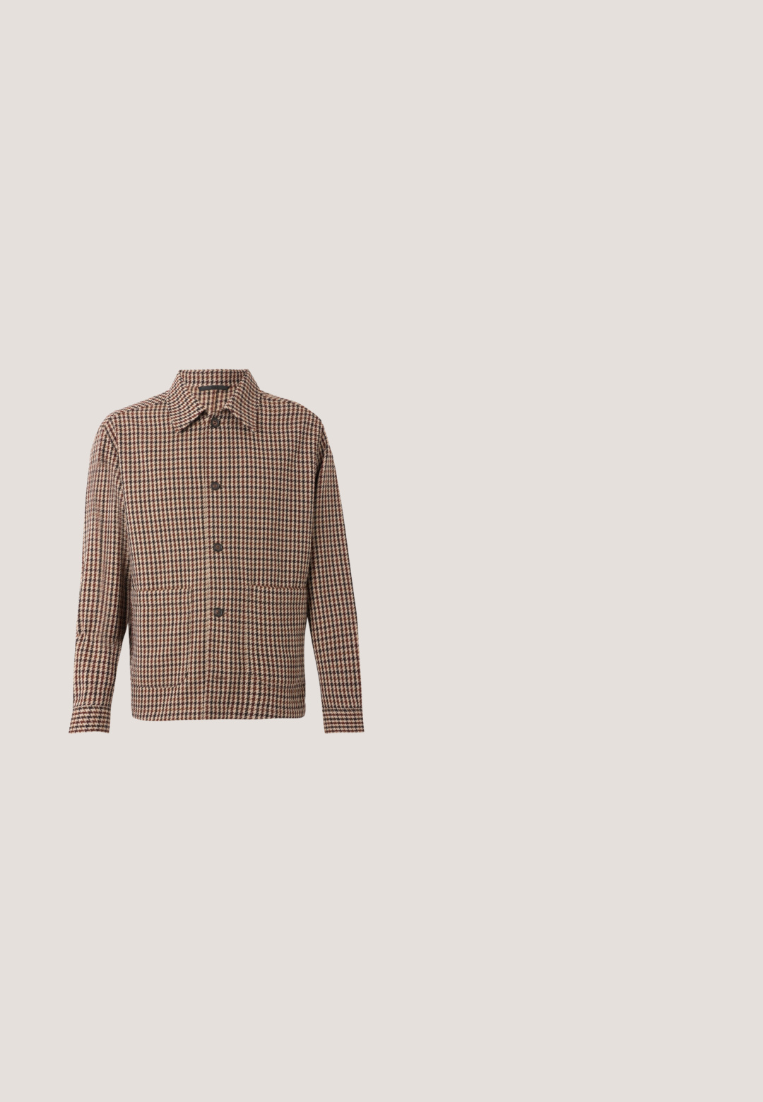 Veste à manches longues boutonnée avec motif pied-de-poule marron, beige et noir et deux poches plaquées à l'avant.; Pull en maille crème à manches courtes avec col rond et poignets et ourlet côtelés sur un fond uni.; Pantalon beige clair coupe ajustée avec taille à cordon et passants pour ceinture, doté de poches latérales et jambes droites.; Mocassins en cuir marron avec une finition lisse, des coutures de style mocassin, un bout rehaussé et une semelle en caoutchouc basse et flexible.; Mallette en cuir marron avec poignées supérieures, poche avant zippée et bandoulière assortie amovible sur fond blanc.; Bracelet en métal doré avec des maillons rectangulaires et un fermoir sécurisé, présenté sur un fond clair uni.
