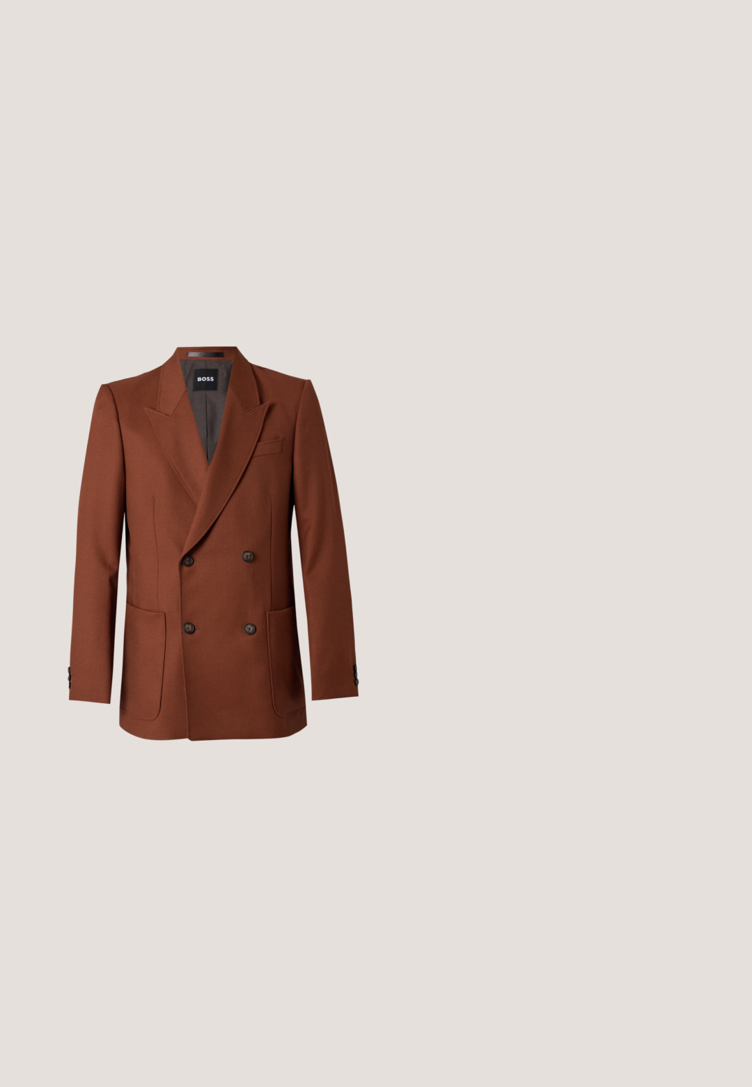 Blazer marrón cruzado con solapas de pico, cuatro botones, dos bolsillos delanteros de parche y una etiqueta negra de BOSS en el interior del cuello.; Camisa de manga larga marrón oscuro con botones, cuello puntiagudo y puños, mostrada extendida sobre fondo gris claro.; Pantalones marrones a medida con corte recto, pinzas simples, trabillas para cinturón y cierre frontal con botón. Tela suave con una textura mate.; Mocasín de cuero marrón oscuro para hombre con parte superior texturizada y tacón bajo negro sobre un fondo liso gris claro.; Corbata marrón oscuro con líneas diagonales de rejilla beige claro sobre un fondo liso y claro.; Cinturón de cuero marrón con patrón grabado y una hebilla rectangular de metal plateado con el nombre de la marca. Textura suave, diseño clásico.