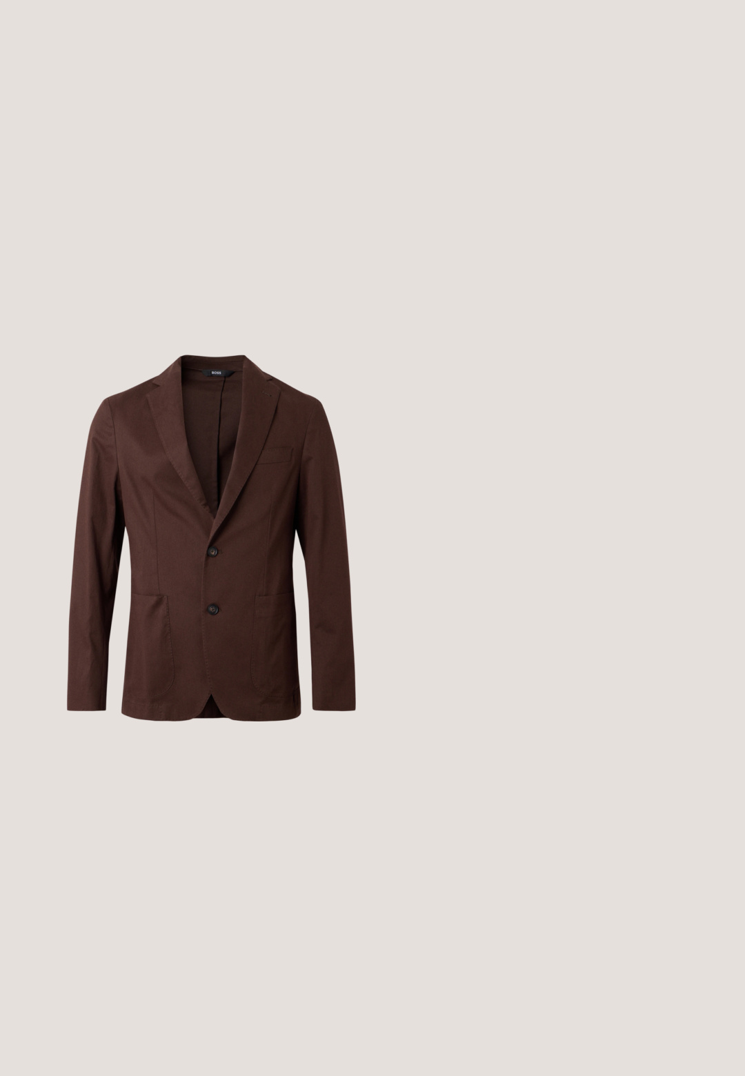 Brauner Herrenblazer mit zwei Knöpfen, Stegkragen, zwei Fronttaschen und einer Brusttasche, dargestellt auf weißem Hintergrund.; Braunes Herrenhemd mit langen Ärmeln, Knopfleiste, spitzem Kragen und kleinem "MK"-Logo auf der linken Brust.; Braune Slim-Fit formelle Hose mit Knopf und Gürtelschlaufen, vor weißem Hintergrund dargestellt.; Braune Leder-Dressschuhe mit runder Spitze, minimaler Naht und glattem Finish. Verfügt über einen niedrigen Absatz und ein einfaches Schnürdesign.; Dunkelrote Krawatte mit einem dezenten Rautenmuster in einem etwas helleren Rotton, flach auf weißem Hintergrund dargestellt.; Brauner Ledergürtel mit einer matten, dunklen, rechteckigen Metallschnalle, teilweise aufgerollt auf weißem Hintergrund.