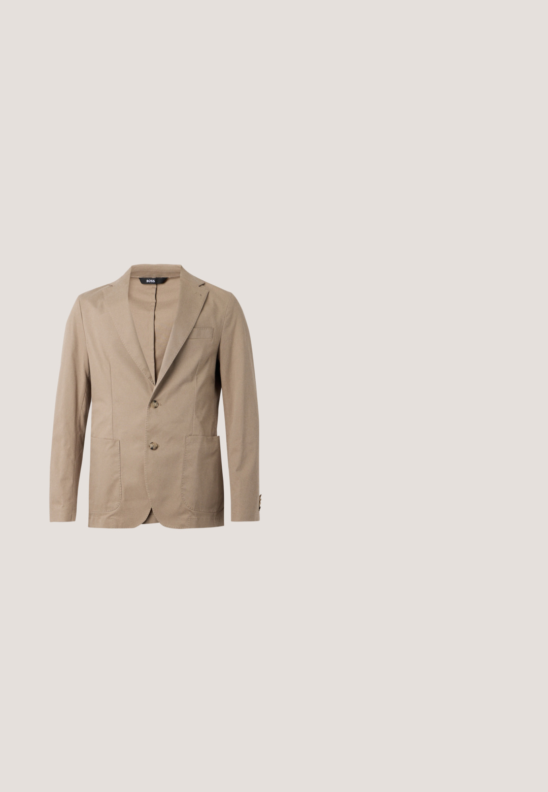 Beige herreblazer med to knapper, notch revers, front brystlomme og to nederste påsyede lommer, vist på hvid baggrund.; Beige langærmet skjorte med knapper foran, hvidt bladformet vinmønster og spids krave.; Lysblå denimjeans med lige ben-design, der har fem lommer og en knaplukning. Synlige sømme og frynsedetaljer i kanten.; Beige ruskind slip-on sneaker med hvid gummisål, perforeret hælpanel og lille rød, hvid og blå flagdetalje på siden.; Lys brun læder crossbody taske med justerbar rem og lynlås, vist mod en ensartet lys baggrund.; Brunt læderbælte med en sølvfarvet rektangulær spænde, der har en glat tekstur og en let tilspidset ende.