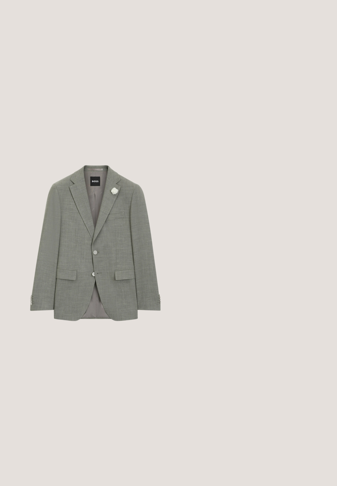 Hellgrauer einreihiger Blazer mit Reverskragen, zwei Knöpfen, Pattentaschen und einer weißen Blumenbrosche am linken Revers.; Hellgraues Langarmshirt mit strukturiertem Muster, ausgestattet mit einem klassischen Kragen und Knopfverschluss sowie dunklen Knöpfen als Akzente.; Beige maßgeschneiderte Hose aus einem glatten Stoff, mit Knopfverschluss, Gürtelschlaufen und schmalem Schnitt mit geradem Bein.; Brauner, polierter Herrenschuh aus Leder mit Schnürsenkeln und einem niedrigen schwarzen Absatz, im Seitenprofil vor weißem Hintergrund gezeigt.; Hellrosa strukturierte Krawatte neben einem gefalteten Einstecktuch mit bunten abstrakten geometrischen und floralen Mustern.; Beigefarbener Veloursleder-Gürtel mit dunkler Metall-Rechteckschnalle und kleinem Tommy Hilfiger Logo an der Gürtelschlaufe.