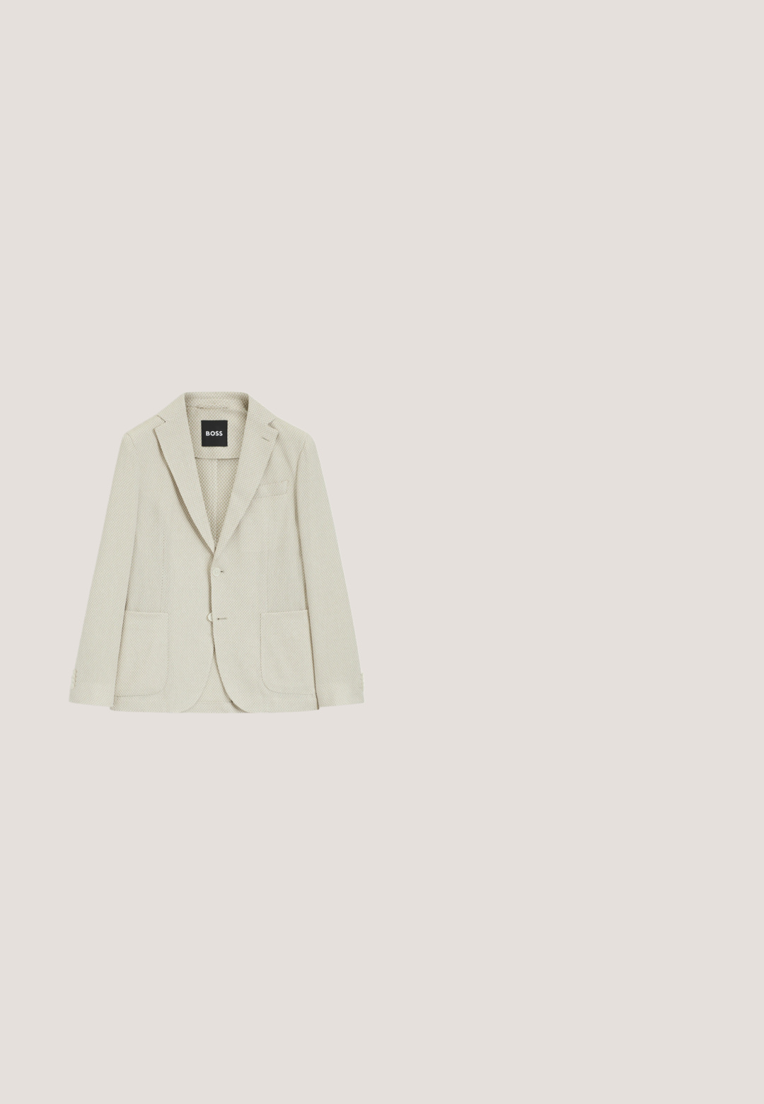 Lichtbeige getextureerd mannenblazer met een inkeping revers, twee voorzakken met klep, twee knopen en een zwart BOSS-label aan de binnenkant van de kraag.; Beige overhemd met lange mouwen, zwarte knopen, een borstzak aan de linkerkant en een klassieke kraag.; Beige katoenen broek met een recht-pijpen ontwerp, uitgerust met een enkele zwarte knoopsluiting en twee voorzakken. Glad van structuur.; Lichtbruine suède herenslipper met een lage hak, ronde neus en decoratieve band over de bovenkant.; Donkerbruine stoffen boodschappentas met verstelbare zwarte riem en klein zilveren "BOSS"-logo op de voorflap.; Beige suède riem met een rechthoekige donkere metalen gesp, meerdere verstelgaatjes en een gestikte lus op een witte achtergrond.