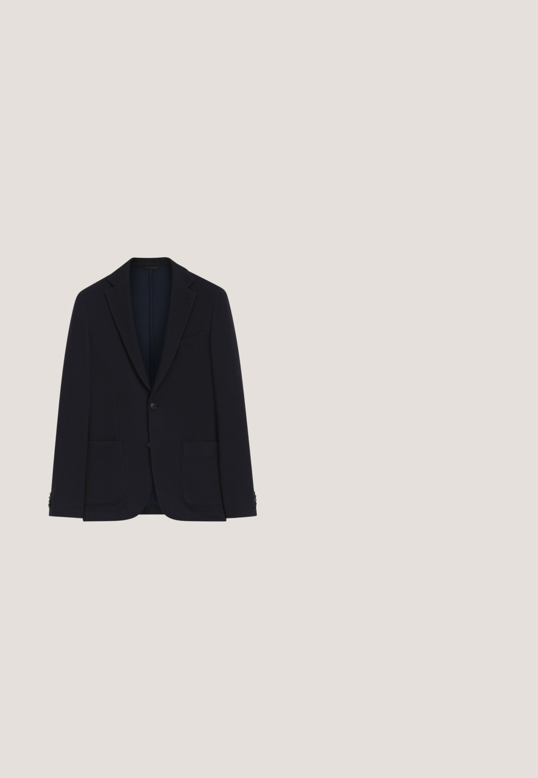 Mørk marineblå enkeltradet herreblazer med notch revers, to forlommer, to knapper og en brystlomme.; Langærmet skjorte i lysegrå med klassisk krave, knaplukning foran med sølvknapper og glat tekstur.; Marineblå skræddersyede bukser med forplissering foran, sidelommer, bæltestropper og lige ben.; Sort læder loafersko med syninger langs oversiden og et dekorativt bånd. Har en lav stabelhæl og en glat finish.; Sort læderet laptopcover med lynlås med synlig tekstur og lille præget mærkenavn på forsiden, stående oprejst på hvid baggrund.; Sort tekstureret læderbælte med en sølvmetal spænde, der har en løkke og flere huller til justering. Mærkets logo er prægede på læderet.