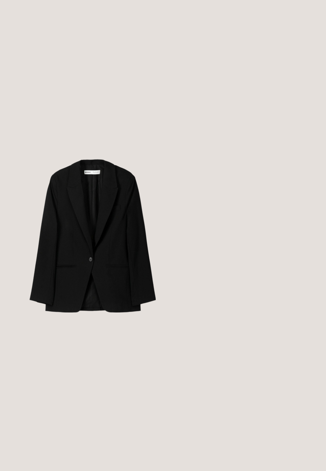 Sort blazer lavet af et glat stof. Har en enkel knaplukning, klippede reverser og to for- lommer med flade sømme.; Hvid satin camisole med en draperet udskæring, tynde justerbare stropper og en lige afslutning. Mærket "ANNA FIELD" er synligt indeni.; Sorte faux læder bukser med bred benlinje, plisseringer, forlommer, en glat tekstur og en skræddersyet pasform. Har en mellem høj talje.; Sorte læderankelstøvler med spidse tåer, høje stilettohæle og guldaccent langs sålen. Glat tekstur og strømlinet design.; COACH QUILTED TABBY SHOULDER WITH CHAIN - Håndtasker - black; Sort læderbælte med bredt, tilspidset ende og en rund spænde i guldmetal, vist fladt på en hvid baggrund.