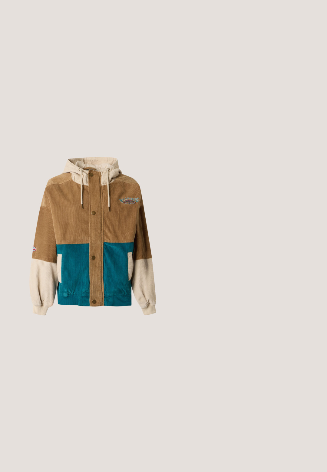 Kapuzensweatjacke aus Cord mit braunem Oberteil, türkisfarbenem Unterteil, cremefarbenen Ärmeln, vorderen Druckknöpfen und gesticktem Logo auf Brust und Ärmel.; Schwarzer Kapuzenpullover mit einem Grafikdesign, das den Text "BILLABONG WORLD TOUR 1973", Berge und himmlische Elemente in mehreren Farben zeigt.; Kurzes, weißes, geripptes T-Shirt mit kurzen Ärmeln und einem kleinen grünen Blumenmotiv in der Mitte der Brust.; Weite, cremefarbene Hosen mit elastischem Bund und Kordelzug. Glattes, leichtes Leinenmaterial, ohne sichtbare Muster oder Beschläge.; Beiger Sneaker mit niedrigem Schaft, Schnürung und mit Perlen verzierter Schleife an den Schnürsenkeln, Obermaterial aus Wildleder und Stoff sowie hellbraune Gummisohle.; Kleine rosa gesteppten Tasche mit bestickten roten Erdbeeren und einem oberen Reißverschluss vor einfachem Hintergrund.