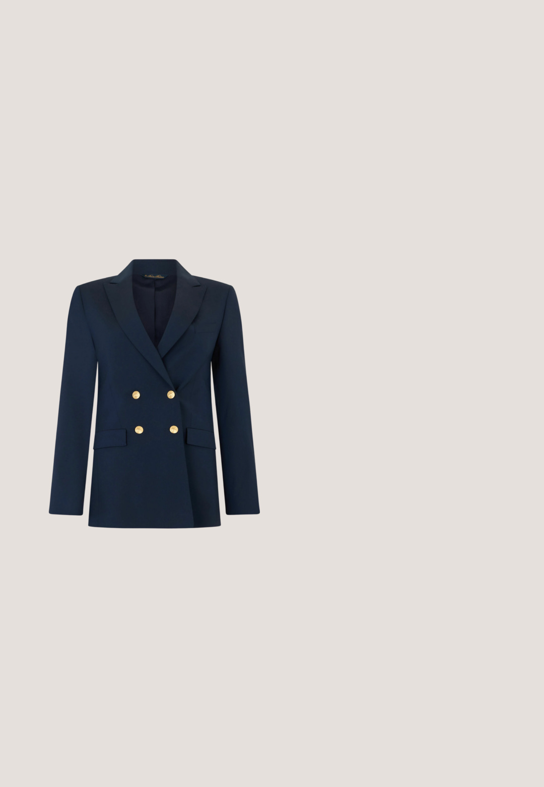 Blazer croisé bleu marine avec revers crantés, quatre boutons dorés et deux poches à rabat à l'avant, présenté sur un fond blanc.; Pull bleu marine à manches longues en maille torsadée avec col rond et petit logo brodé sur la poitrine gauche.; Chemise blanche à manches longues, boutonnée avec col et petit logo brodé sur la poitrine gauche, présentée sur fond uni.; Jupe plissée marine avec une taille texturée, en tissu lisse, présentant des plis verticaux régulièrement espacés et un design mi-mollet.; Mocassin homme en cuir marron foncé avec petit talon et mors décoratif en métal sur la empeigne, présenté en profil latéral sur fond blanc.; Écharpe en soie bleu marine avec des motifs géométriques rouges et blancs, des pois et un design d'ancre dans un coin. Forme carrée, texture lisse.