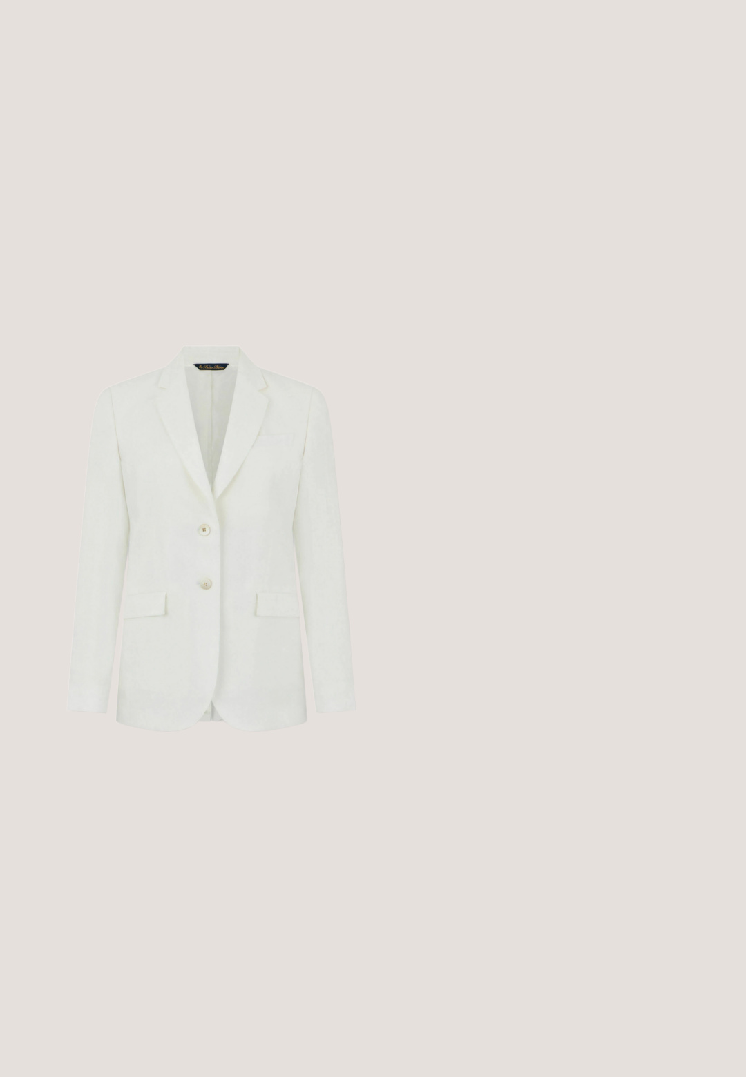 Blazer blanc pour femme avec revers crantés, deux boutons sur le devant, poches à rabats et une poche poitrine, présenté sur fond blanc.; Chemise à manches courtes, beige avec des motifs de feuilles vertes, dotée d'un devant boutonné et d'un détail de ourlet noué. Fabriquée en tissu léger.; Pantalons larges beiges en tissu léger. Dotés d'une taille haute, d'une fermeture éclair et de poches avant. Texture lisse avec un éclat subtil.; Sandales à glissière en cuir tressé de couleur beige clair, avec un design supérieur tressé surdimensionné et une semelle plate. Le bout pointu ajoute une touche élégante.; Sac fourre-tout tissé beige avec deux poignées et "VANESSA BRUNO" imprimé en noir sur un panneau tissé solide au centre.; Boucles d'oreilles créoles en or avec une finition lisse et polie. Chaque boucle présente un design circulaire continu, l'une étant plus grande que l'autre.