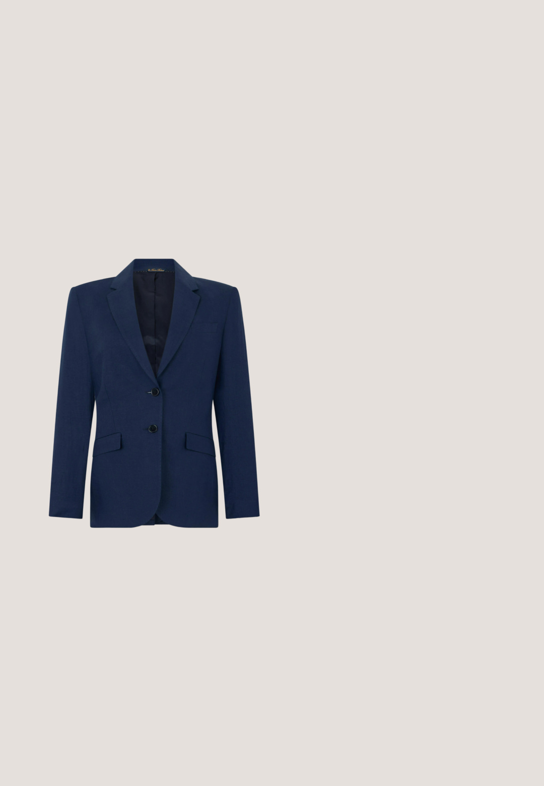 Blazer sur mesure bleu marine avec deux boutons, revers crantés et deux poches à rabat à l'avant, présenté sur un fond blanc uni.; Haut rayé bleu marine et blanc à manches longues avec un col bateau et des accents de boutons dorés sur les manches retroussées. Tissu doux, coupe décontractée.; Jupe bleu marine en tissu lisse, dotée d'une ceinture élastique, d'une coupe évasée et d'une longueur au genou. Aucun motif ni accent visible.; Ballerines en cuir noir avec un bout arrondi, détail de nœud à l'avant et un talon bas et plat. Texture lisse et design épuré.; Écharpe en soie bleu marine avec des pois blancs disposés de manière uniforme et la signature "Lauren Ralph Lauren" en blanc en bas à droite.; Sac bandoulière en cuir marron avec fermoir argenté et sangle ajustable sur un fond clair uni.