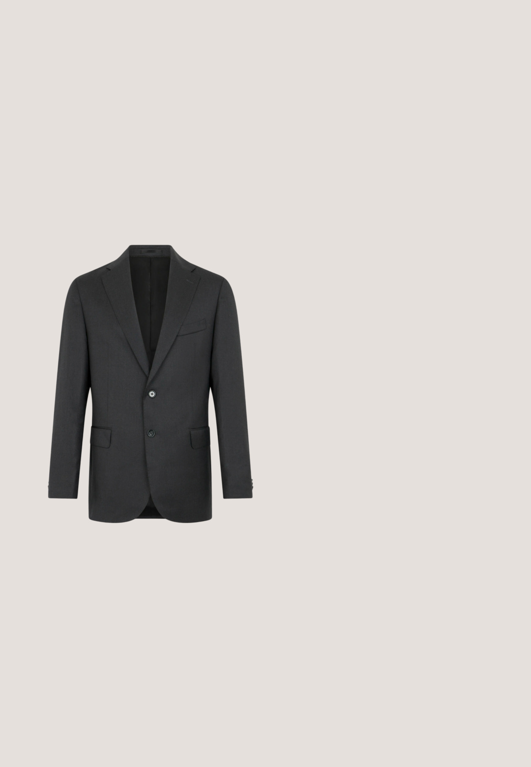 Dunkelgrauer Stoff mit glatter Textur, versehen mit zwei schwarzen Knöpfen und subtilen Ziernähten an der Vorderseite des Blazers.; Weißes langärmeliges Hemd mit Knopfleiste, verbreitetem Kragen und geknöpften Manschetten, auf weißem Hintergrund dargestellt.; Dunkelgraue, maßgeschneiderte Anzughose mit Gürtelschlaufen, Vordertaschen und schmalem, geradem Schnitt, flach auf weißem Hintergrund dargestellt.; Schwarze Leder-Slipper mit runder Zehenform, dezenten gestickten Details und niedrigem Absatz, ausgestattet mit glatter Textur und minimalistischem Design.; Schwarze Leder-Aktentasche mit zwei Griffen und verstellbarem Schulterriemen, rechteckige Form mit silbernen Metallbeschlägen und Reißverschluss.; Schwarzer Ledergürtel, zusammengerollt mit einer silbernen rechteckigen Metallschnalle und einer einzelnen Lederschlaufe.