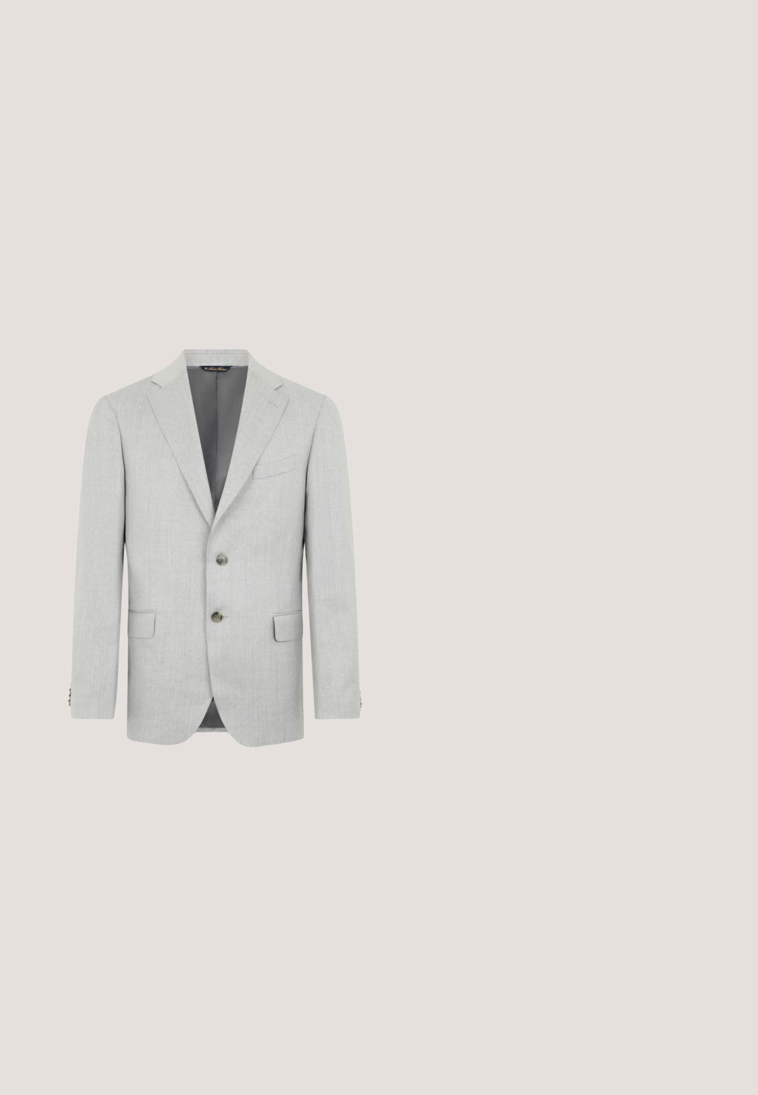 Helle graue Blazer aus strukturiertem Stoff, einreihiges Design, Reverskragen, zwei Fronttaschen und Zwei-Knopf-Verschluss.; Weißes Langarmhemd aus glattem Stoff mit Button-Down-Kragen, ausgestattet mit einer durchgehenden Knopfleiste und abgerundetem Saum.; Helle graue, plissierte Hosen mit Karomuster, aus strukturiertem Stoff. Mit Knopfverschluss und umgeschlagenen Knöcheln.; Dunkelbraune Lederloafers mit abgerundeter Spitze, erhobenem Steppdetail und leichtem Absatz. Glatte Textur und klassisches Design.; Silberner Edelstahl-Armbanduhr mit weißem strukturiertem Zifferblatt, schwarzem Lederarmband und blauem Teilzifferblatt. Besitzt Zeiger und Markierungen für Stunde und Minute.; Schwarzer Leder-Gürtel mit glatter Oberfläche, ausgestattet mit einer silbernen Metallschnalle und nähtechnischen Details entlang der Kanten.