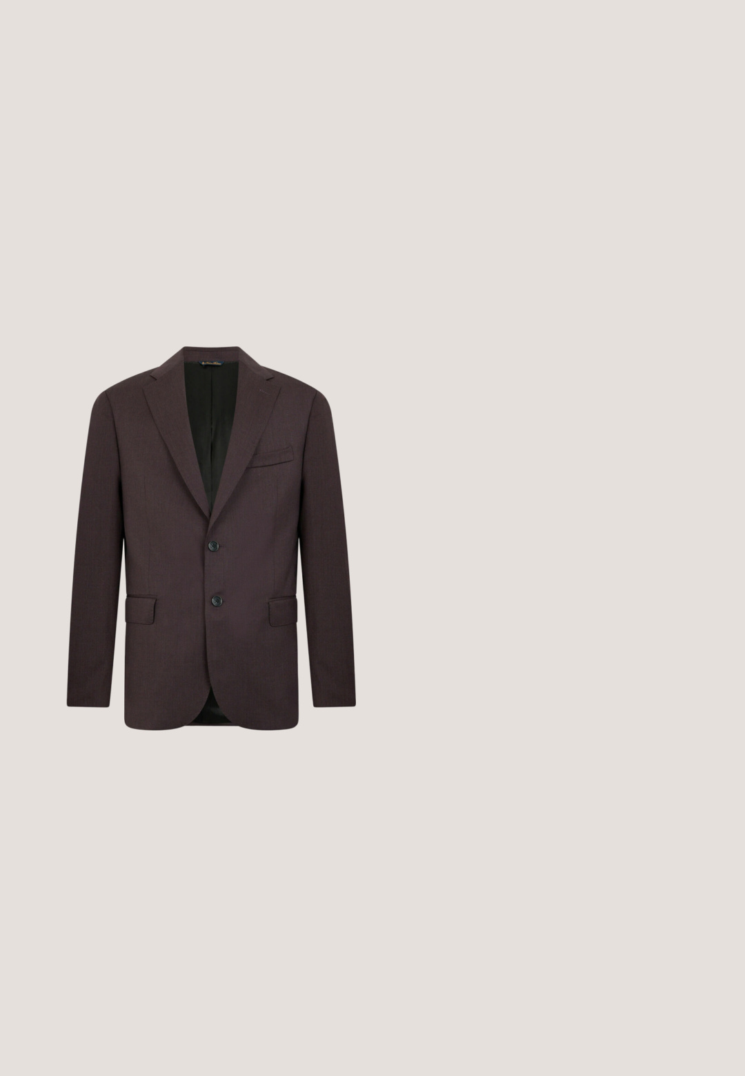 Brauner maßgeschneiderter Blazer aus strukturiertem Stoff, mit Reverskragen, zwei Knöpfen und Klapptaschen auf beiden Seiten. Gefüttertes Innenleben.; Dunkellila Langarmhemd mit Knopfleiste, Brusttasche und klassischem Kragen, auf weißem Hintergrund dargestellt.; Dunkelburgunderfarbene Hose im Slim-Fit-Schnitt, mit einem Knopfverschluss, Gürtelschlaufen und vorderen Bügelfalten. Glattes Material mit einem eleganten Design.; Dunkelbrauner Lederschuh mit Schnürsenkeln, der über einem beigen Teppich schwebt, mit einem hellbeigen Sofa im Hintergrund.; Bordeauxfarbene Seidenkrawatte, schmale Form mit einheitlicher Textur. Merkmale sind eine spitze Spitze, gleichmäßige Farbe und glatte Oberfläche.; Brauner Ledergürtel mit strukturierter Oberfläche, ausgestattet mit einer silbernen Metallschnalle und einer einzelnen Schlaufe zur Anpassung. Gewebtes Design in der Nähe der Schnalle.