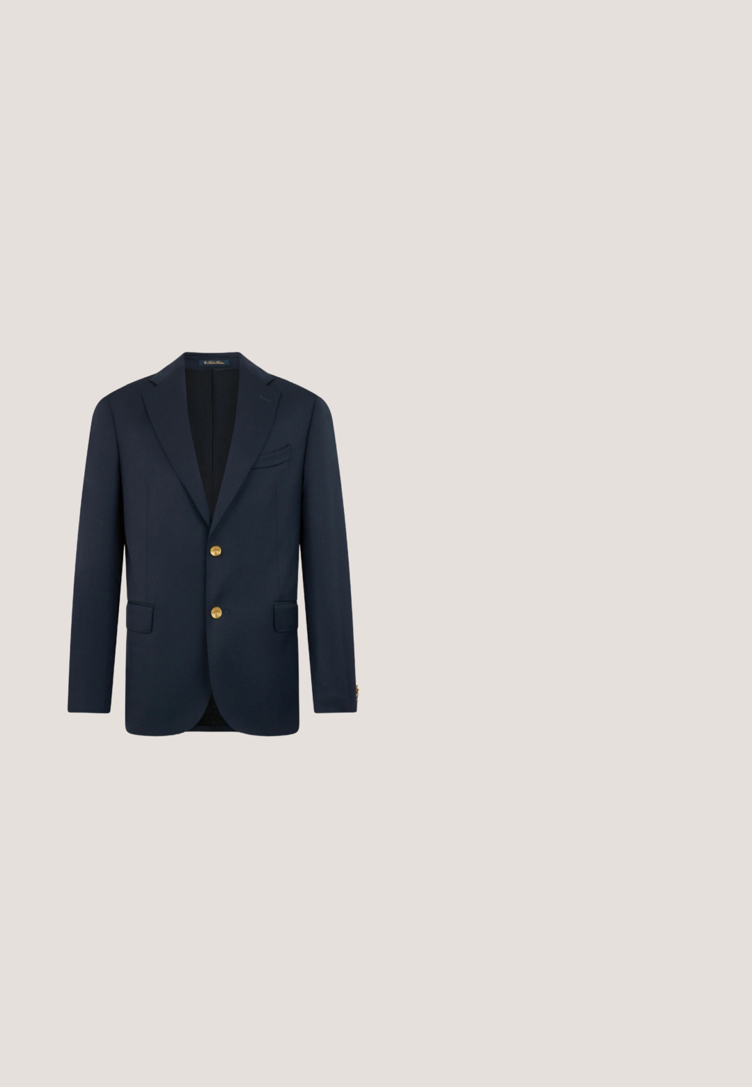 Dunkelblaues Blazer aus glattem Stoff, mit einreihigem Design, Reverskragen, zwei Fronttaschen und goldfarbenen Knöpfen.; Marineblauer Strickpullover mit horizontalen weißen, gelben und blauen Streifen, einem cremefarbenen Kragen und einem kleinen Markenlabel nahe dem Saum.; Helles blaues ärmelloses Stricktop mit V-Ausschnitt, das ein rosa grafisches Design mit dem Wort "another" und einem Geschwindigkeitsmotiv zeigt. Gerippter Saum.; Beige Baumwollmischungshosen mit geradem Bein und einem dunkelbraunen Gürtel. Mit Fronttaschen und einem sauberen Saumabschluss.; Dunkelbrauner Lederloafer mit niedrigem schwarzen Absatz, Mokassinnähten und einem dekorativen Riemen über dem Spann.; Marineblaues quadratisches Halstuch mit grünen und beigen Rändern, mit dem Schriftzug „Polo Tennis“, gekreuzten Tennisschlägern und Schild-Emblemen in den Ecken.