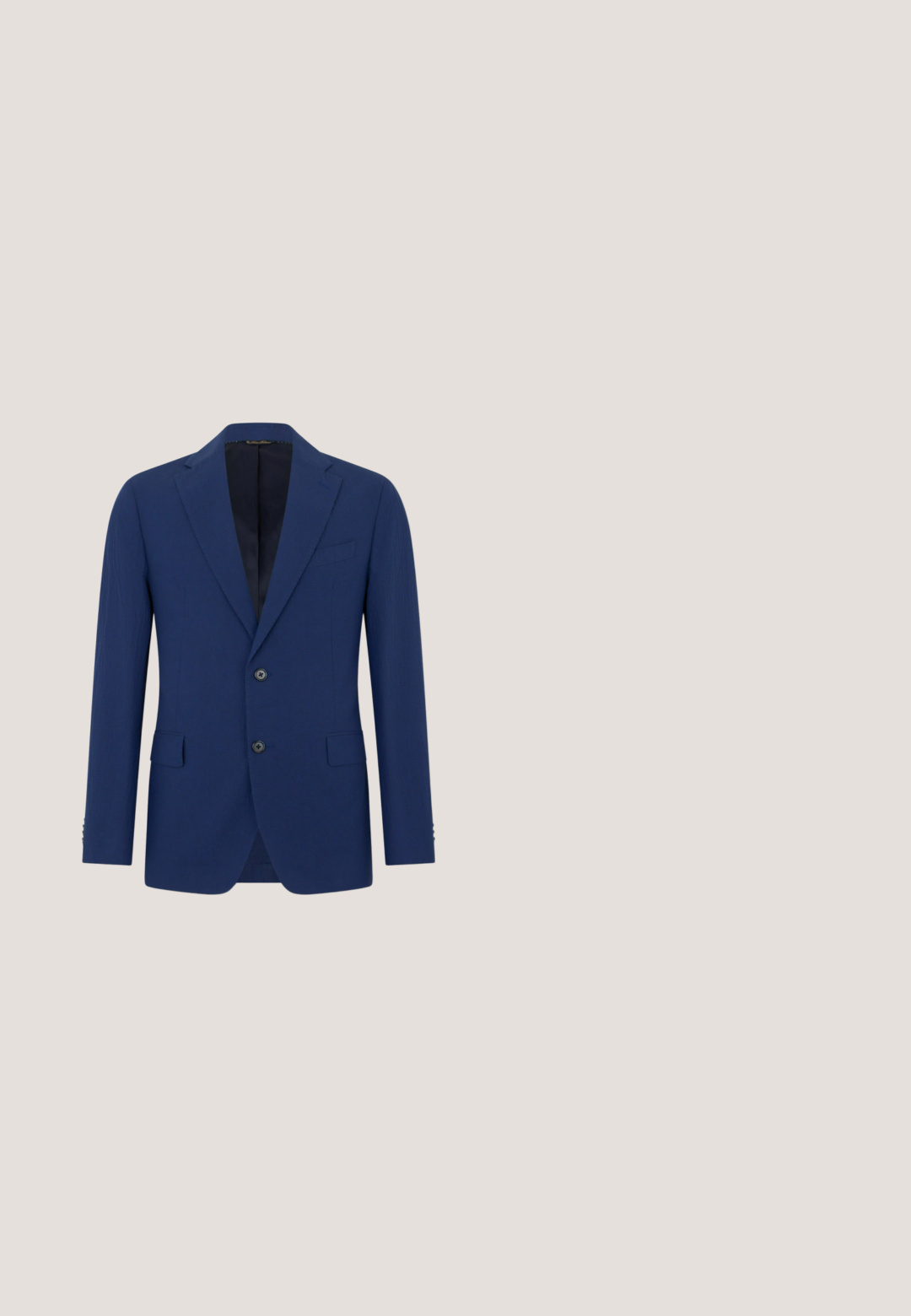 Marineblauer Herrenblazer mit Kerb-Revers, zwei Knöpfen, Pattentaschen und einer Brusttasche, vor weißem Hintergrund dargestellt.; Weißer, gestrickter Pullover mit navyblauen horizontalen Streifen am V-Ausschnitt und geripptem Muster. Verfügt über ein kleines, navyblaues, gesticktes Logo.; Hellblaues Hemd mit langen Ärmeln, Kragen, Vorderknöpfen und einem kleinen gestickten Zebra-Detail auf der Brust.; Beige Baumwollhose mit maßgeschneidertem Schnitt, ausgestattet mit vorderen Falten, Seitentaschen und einem Knopfverschluss. Angenehme Textur, gerades Bein.; Brauner Lederloafer mit Quasten, schwebt über einem beigen Teppich und Sofa in einem sanft beleuchteten Innenraum.; Marineblauer Seidenschal mit weißen Punkten und einem roten Polo-Flaggen-Logo, das in einer Ecke bestickt ist, flach liegend mit einer Falte.